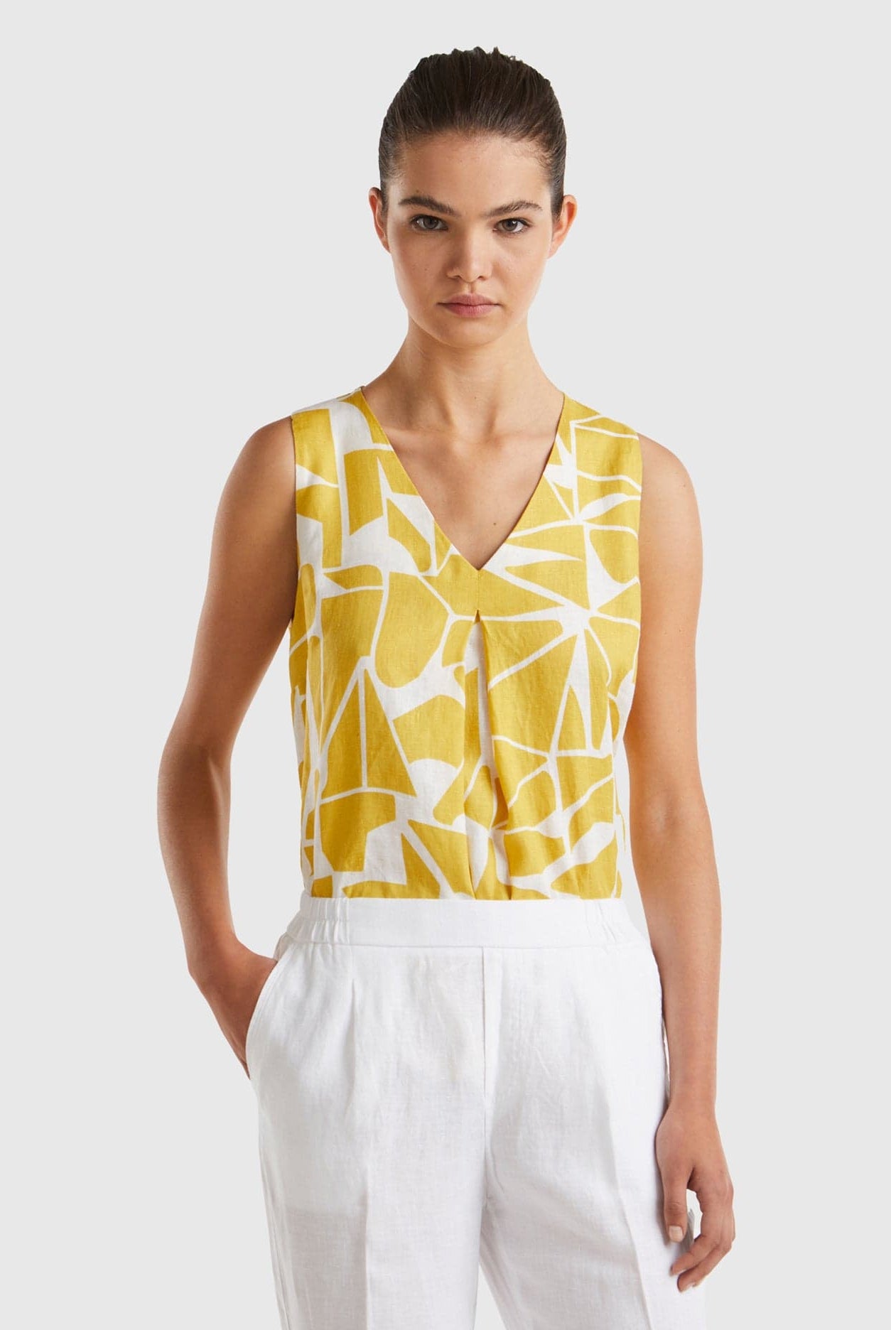 يونايتد كولورز اوف بينيتون بلوزة نسائية مشجرة من الكتان فتحة صدر على شكل حرف V بدون اكمام