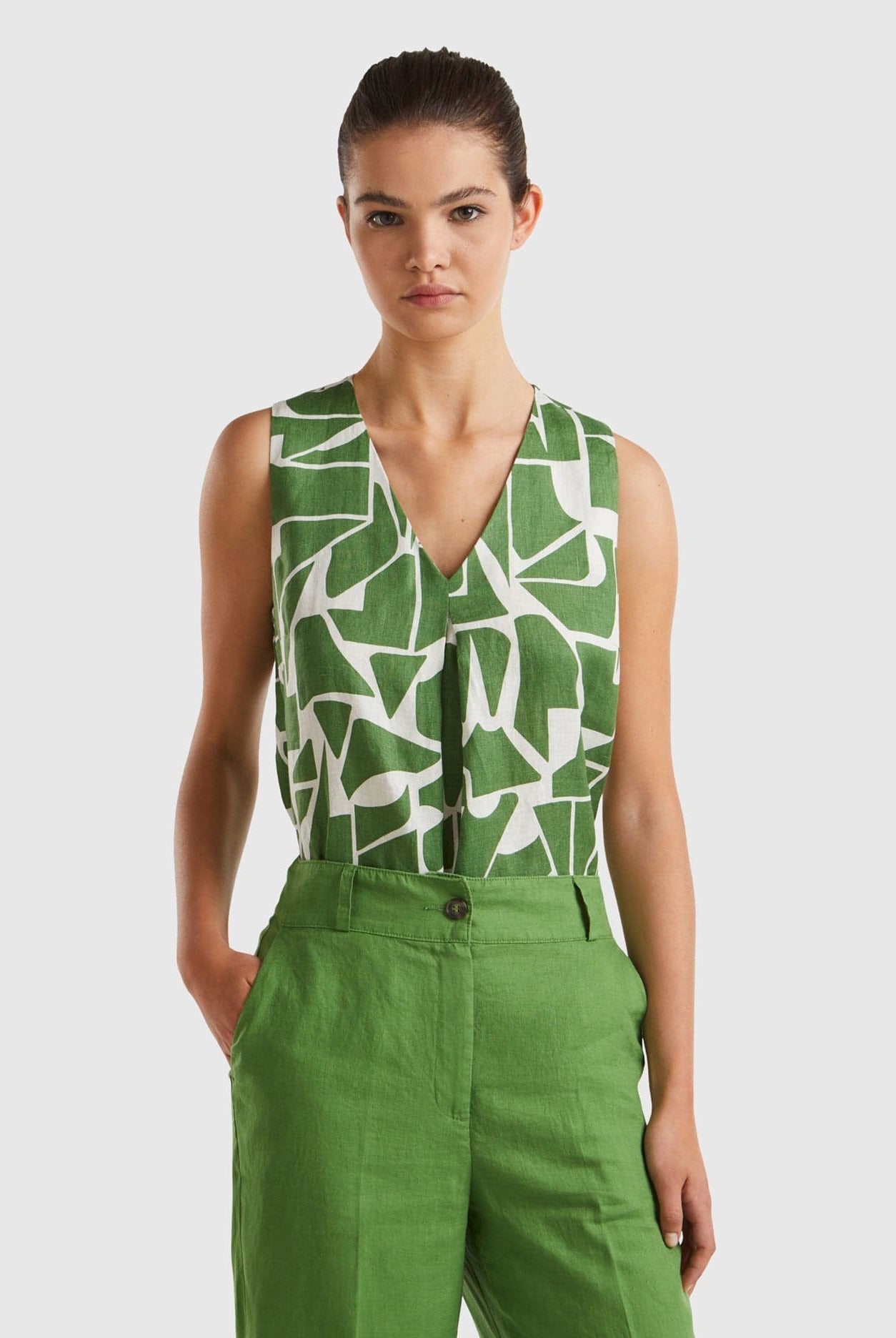 يونايتد كولورز اوف بينيتون بلوزة نسائية مشجرة من الكتان فتحة صدر على شكل حرف V بدون اكمام