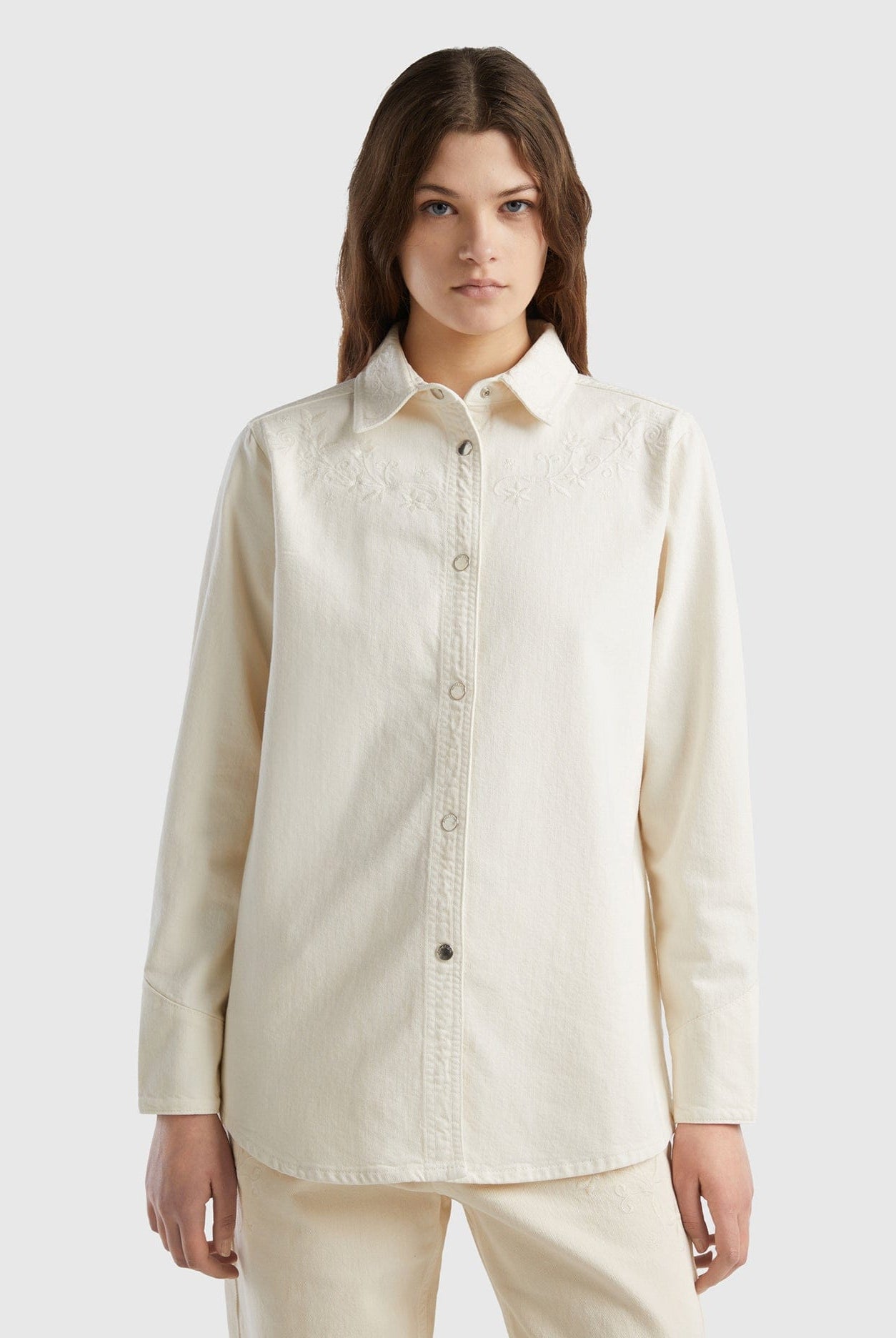 يونايتد كولورز اوف بينيتون قميص نسائي فضفاض بتطريز زهور