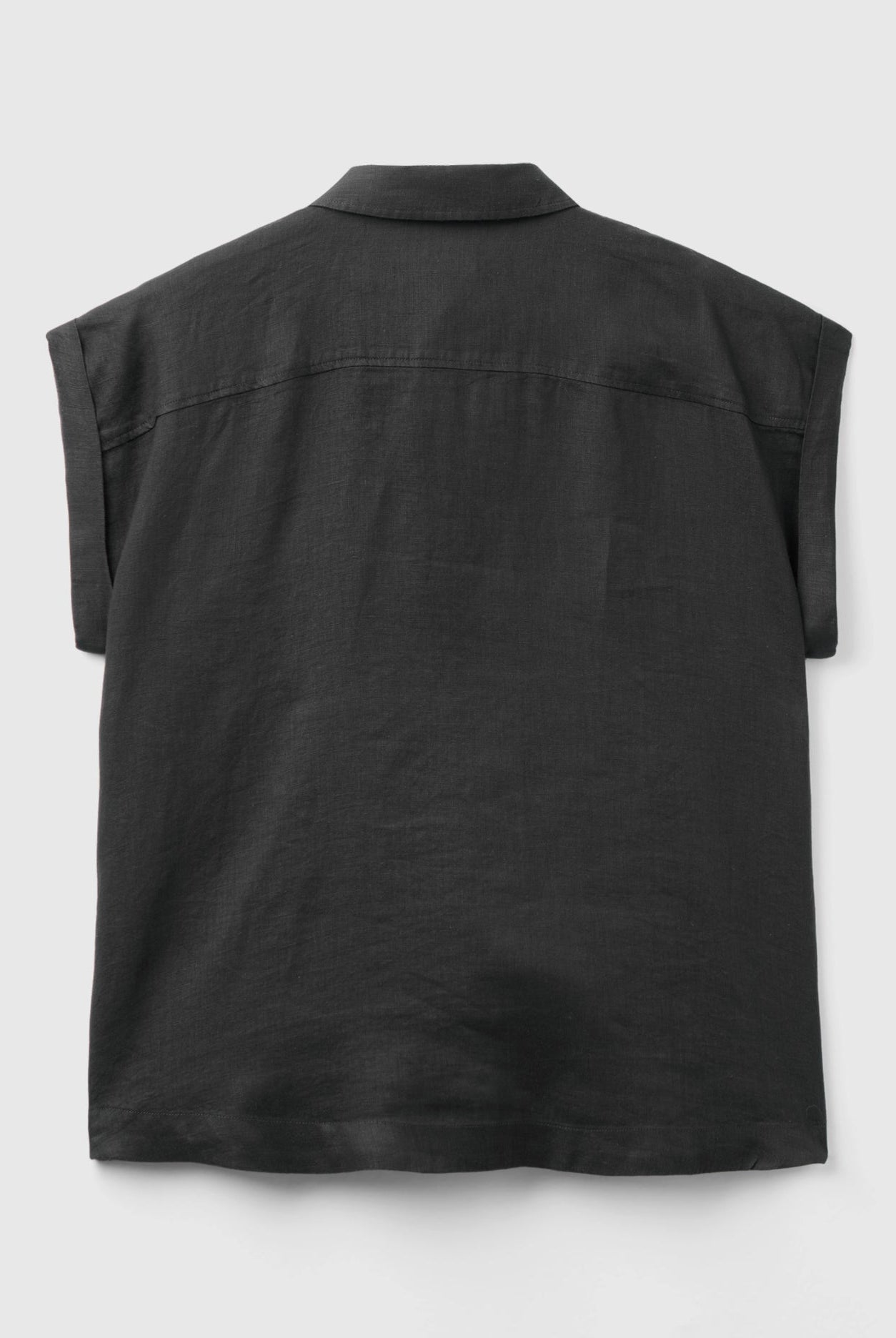 خصومات يونايتد كولورز اوف بينيتون قميص كتان 100% بأكمام قصيرة