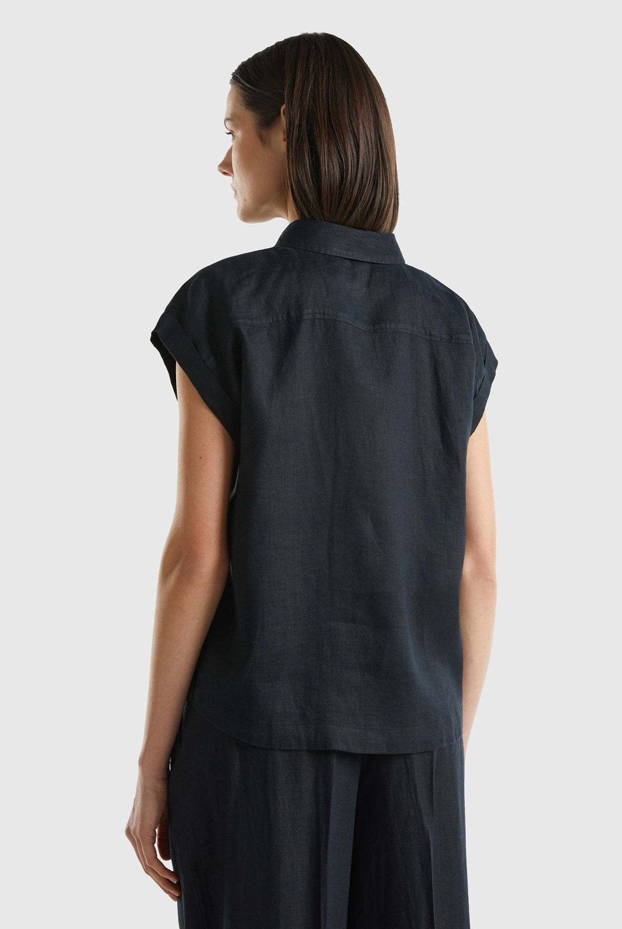 خصومات يونايتد كولورز اوف بينيتون قميص كتان 100% بأكمام قصيرة