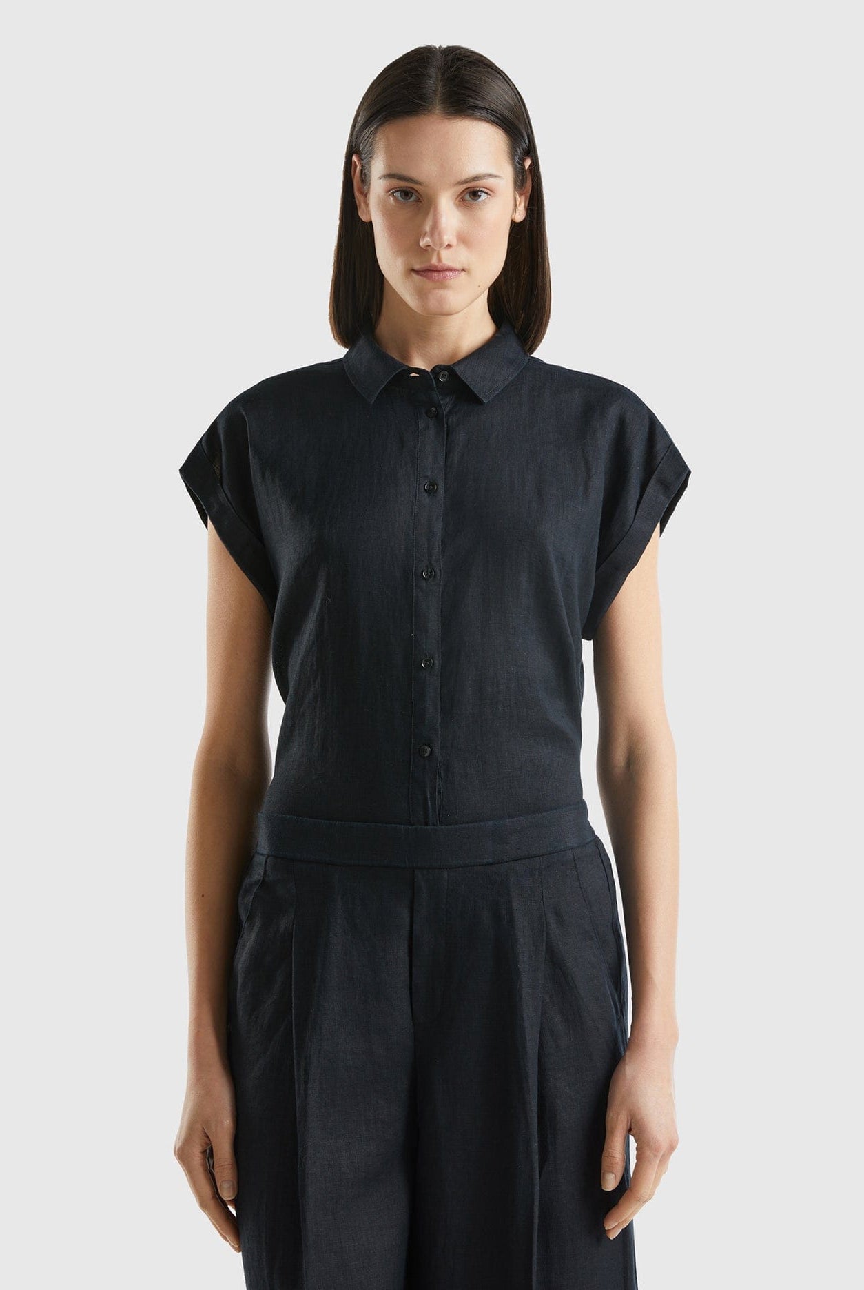 خصومات يونايتد كولورز اوف بينيتون قميص كتان 100% بأكمام قصيرة