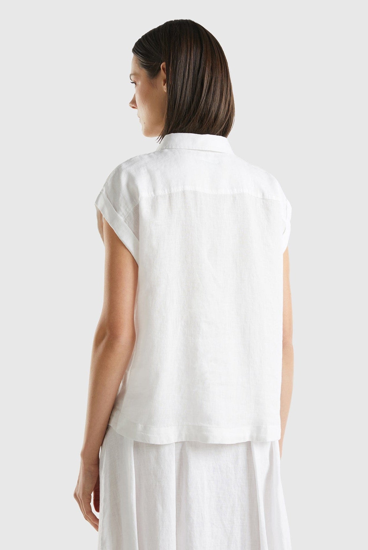 خصومات يونايتد كولورز اوف بينيتون قميص كتان 100% بأكمام قصيرة