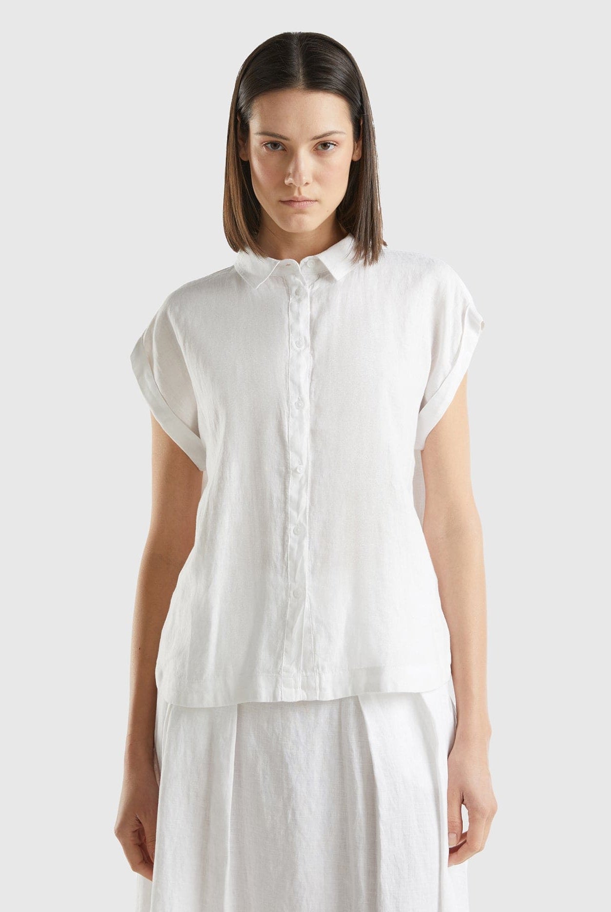 خصومات يونايتد كولورز اوف بينيتون قميص كتان 100% بأكمام قصيرة