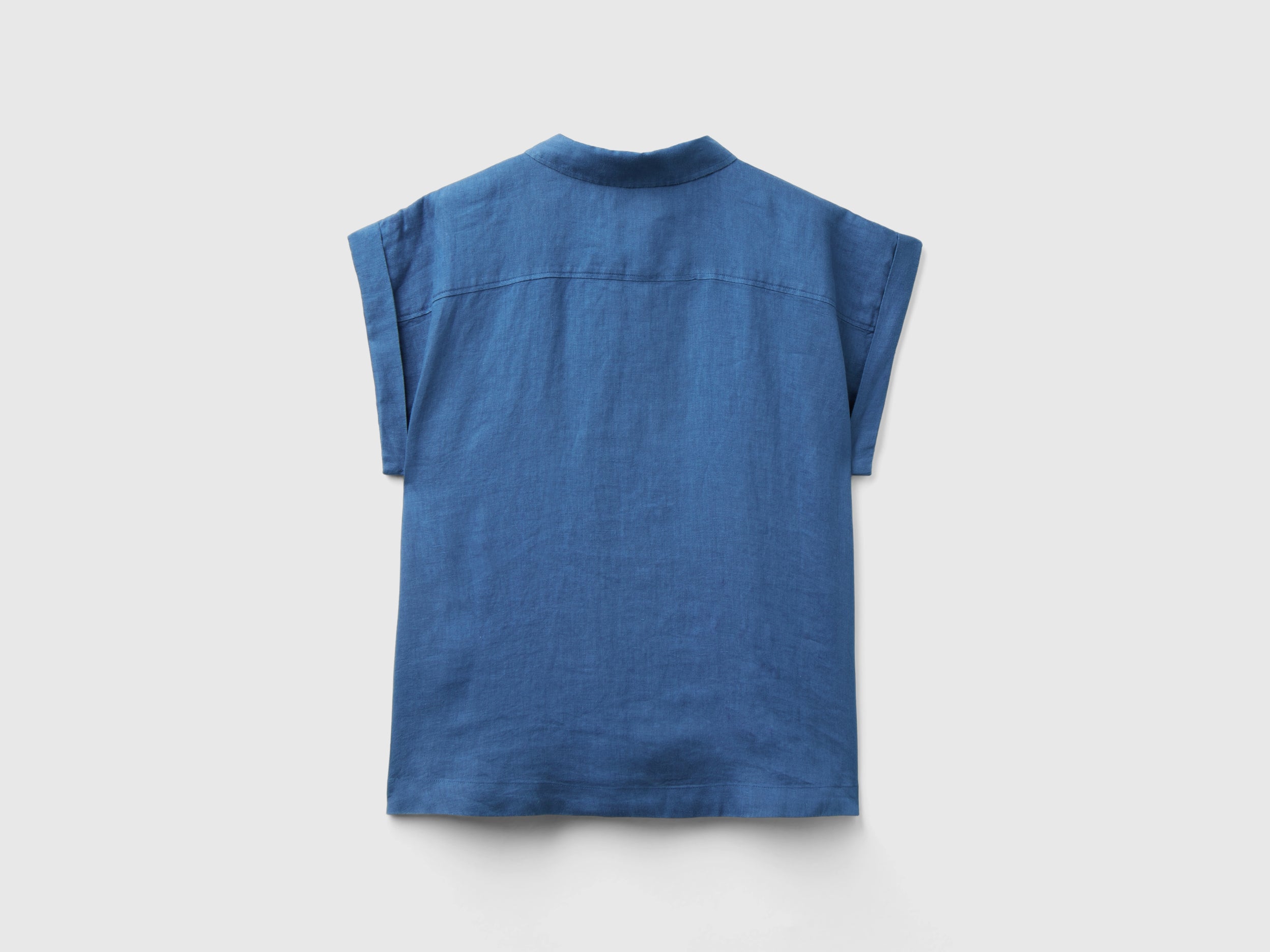 خصومات يونايتد كولورز اوف بينيتون قميص كتان 100% بأكمام قصيرة