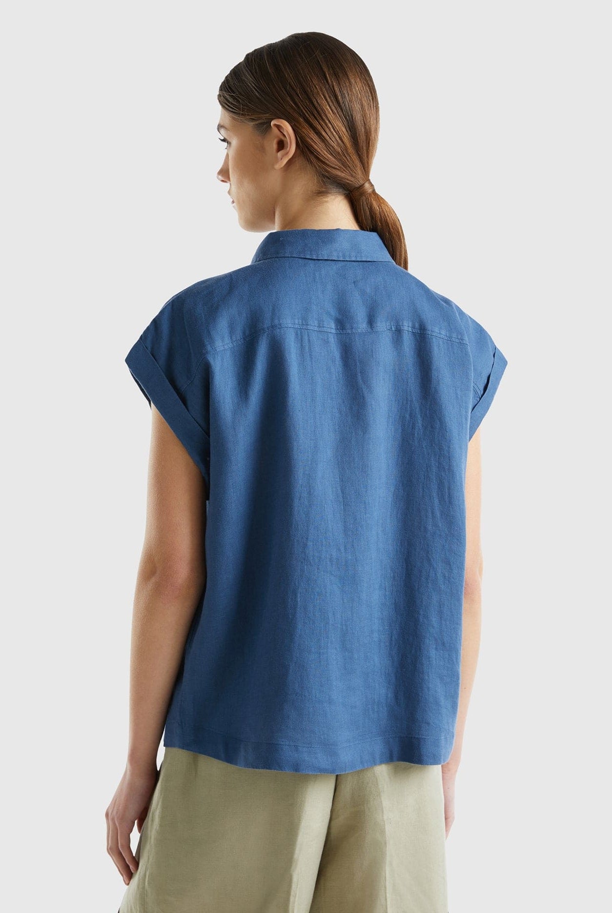 خصومات يونايتد كولورز اوف بينيتون قميص كتان 100% بأكمام قصيرة