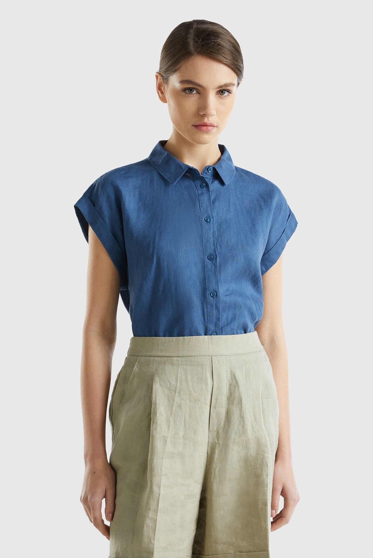 خصومات يونايتد كولورز اوف بينيتون قميص كتان 100% بأكمام قصيرة