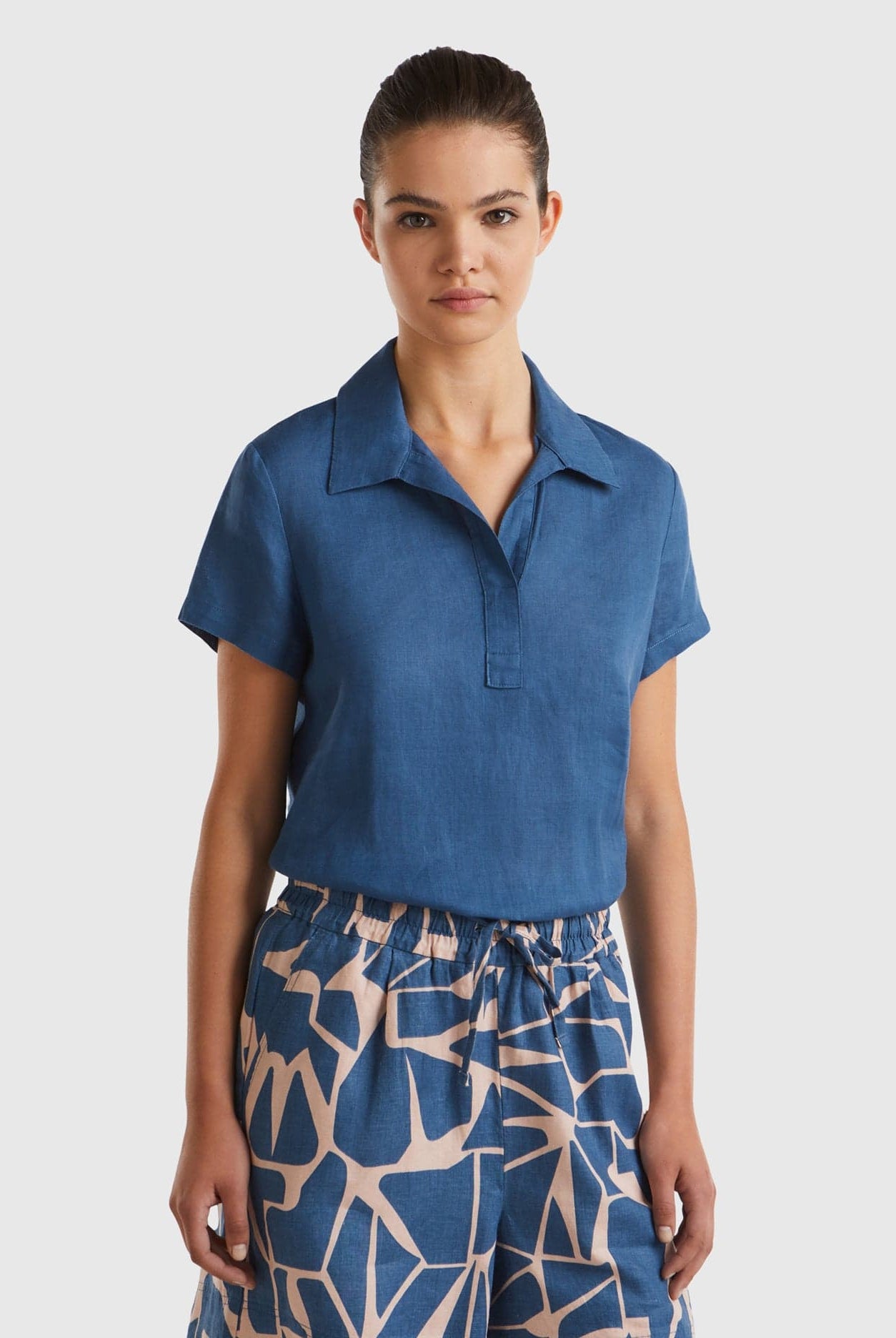 يونايتد كولورز اوف بينيتون بلوزة بولو نسائية بدون أزرار كم قصير من الكتان