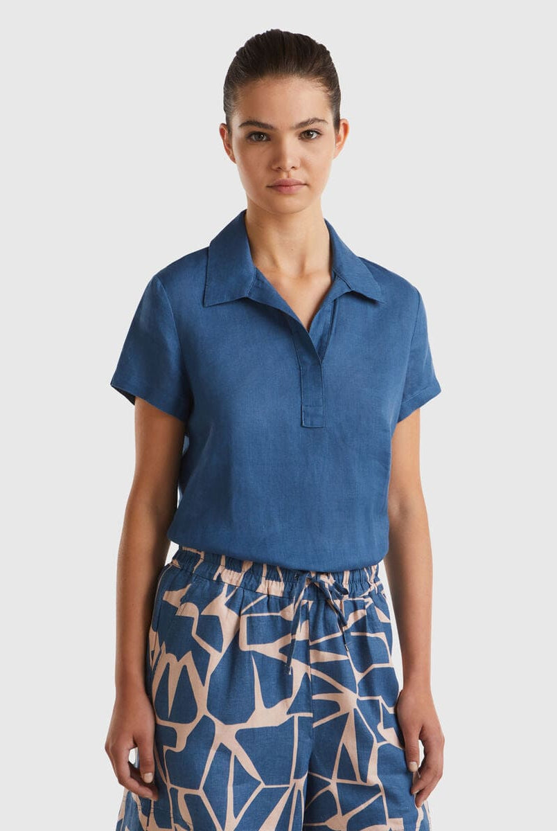 يونايتد كولورز اوف بينيتون بلوزة بولو نسائية بدون أزرار كم قصير من الكتان