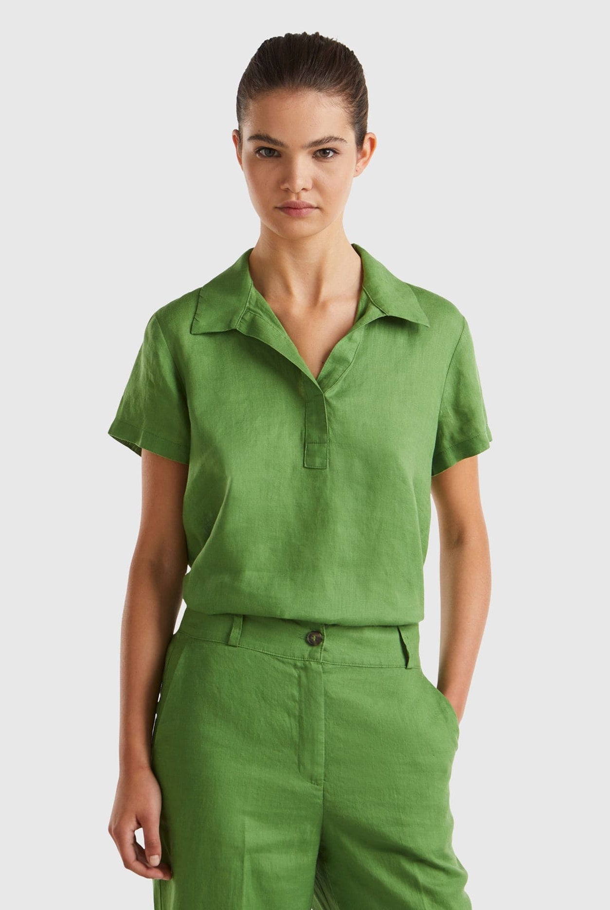 يونايتد كولورز اوف بينيتون بلوزة بولو نسائية بدون أزرار كم قصير من الكتان