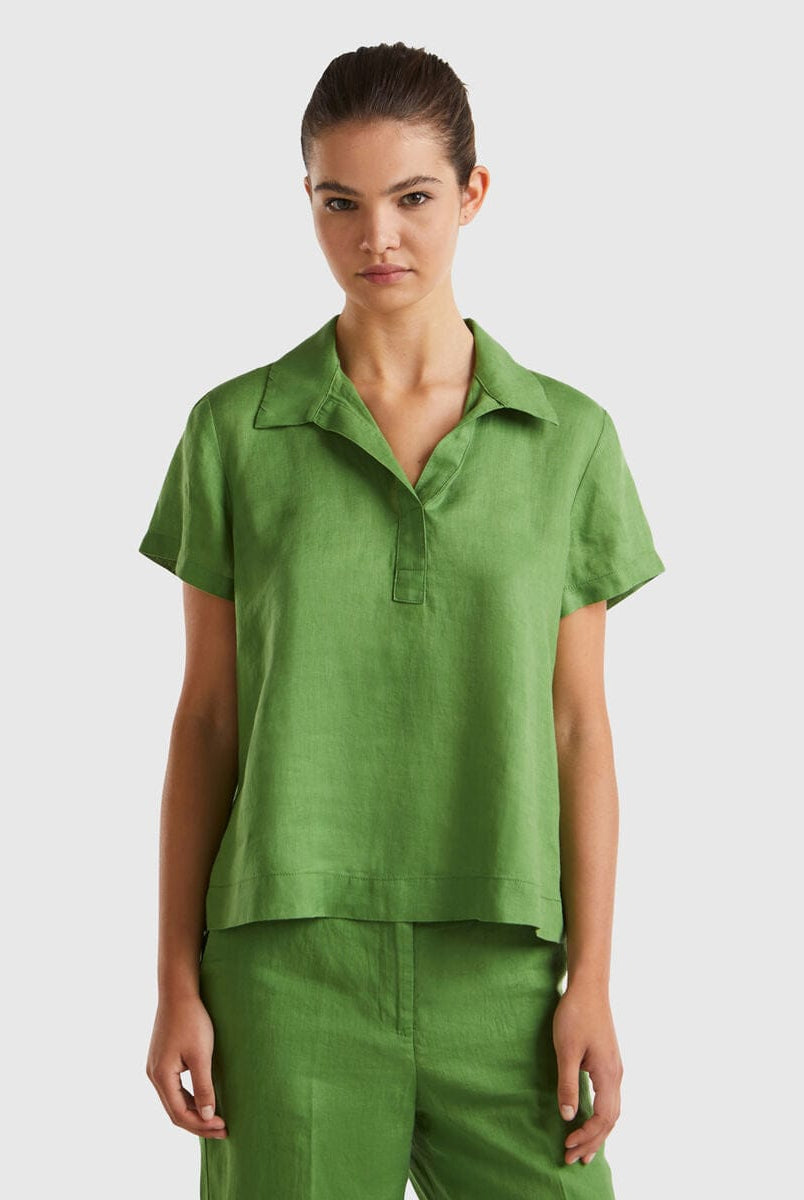 يونايتد كولورز اوف بينيتون بلوزة بولو نسائية بدون أزرار كم قصير من الكتان