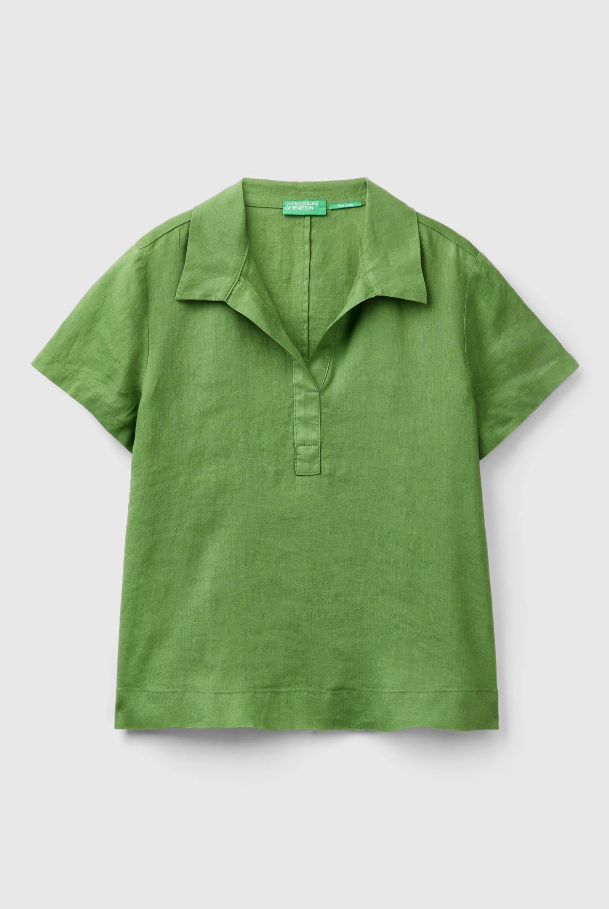 يونايتد كولورز اوف بينيتون بلوزة بولو نسائية بدون أزرار كم قصير من الكتان