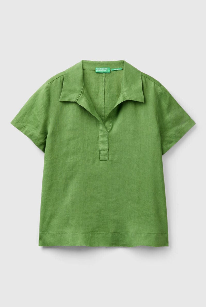 يونايتد كولورز اوف بينيتون بلوزة بولو نسائية بدون أزرار كم قصير من الكتان