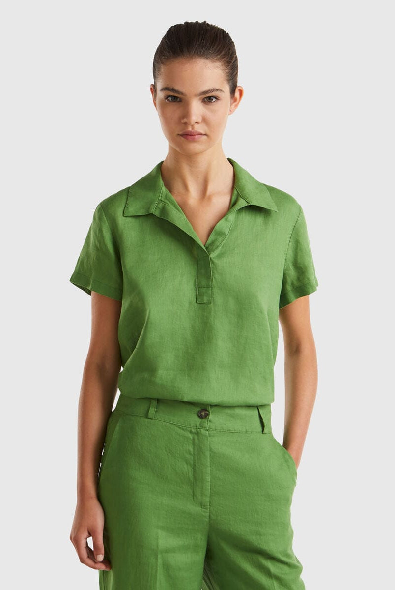 يونايتد كولورز اوف بينيتون بلوزة بولو نسائية بدون أزرار كم قصير من الكتان