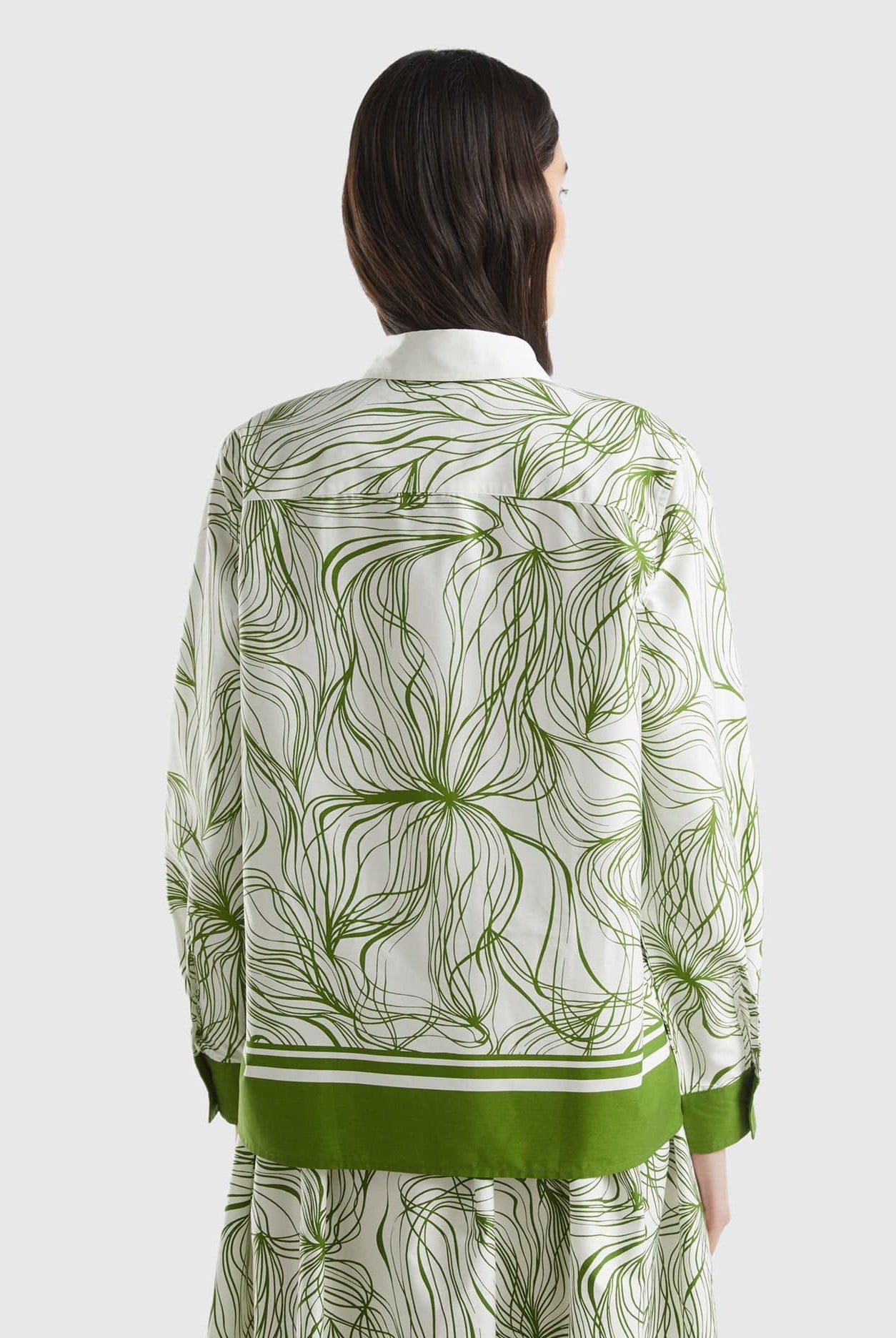 يونايتد كولورز اوف بينيتون قميص نسائي طويل الأكمام واسع ومزخرف