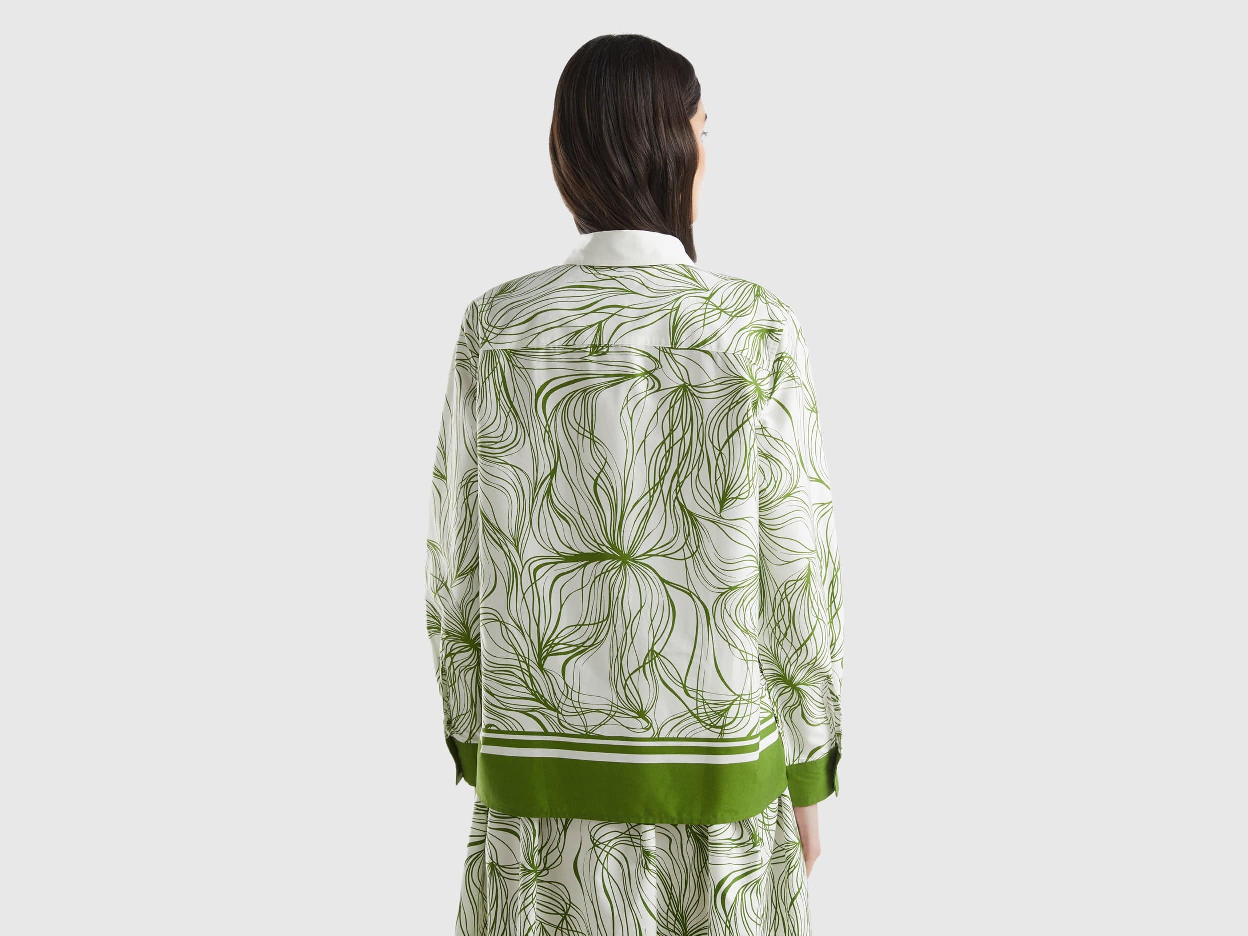 يونايتد كولورز اوف بينيتون قميص نسائي طويل الأكمام واسع ومزخرف