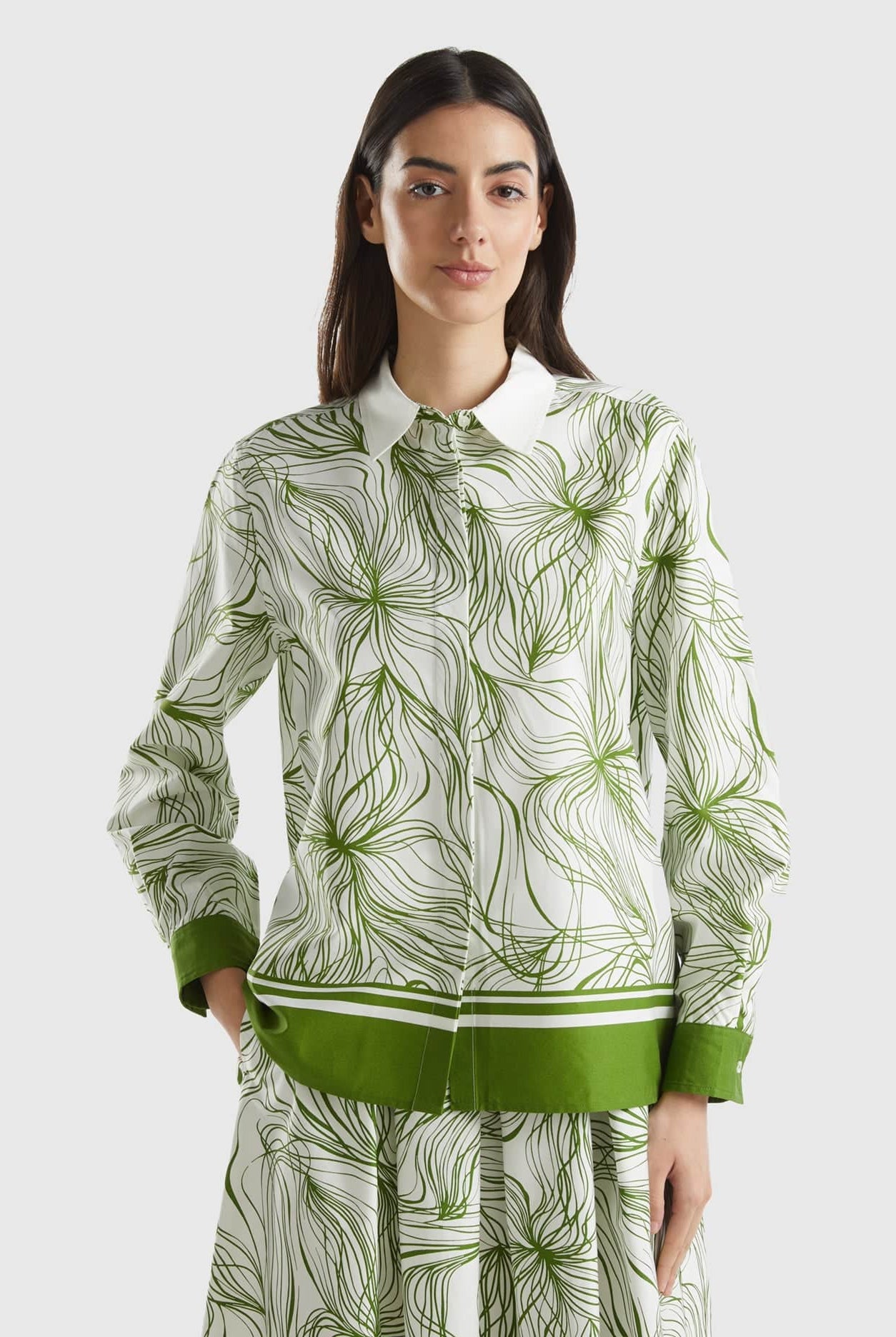 يونايتد كولورز اوف بينيتون قميص نسائي طويل الأكمام واسع ومزخرف