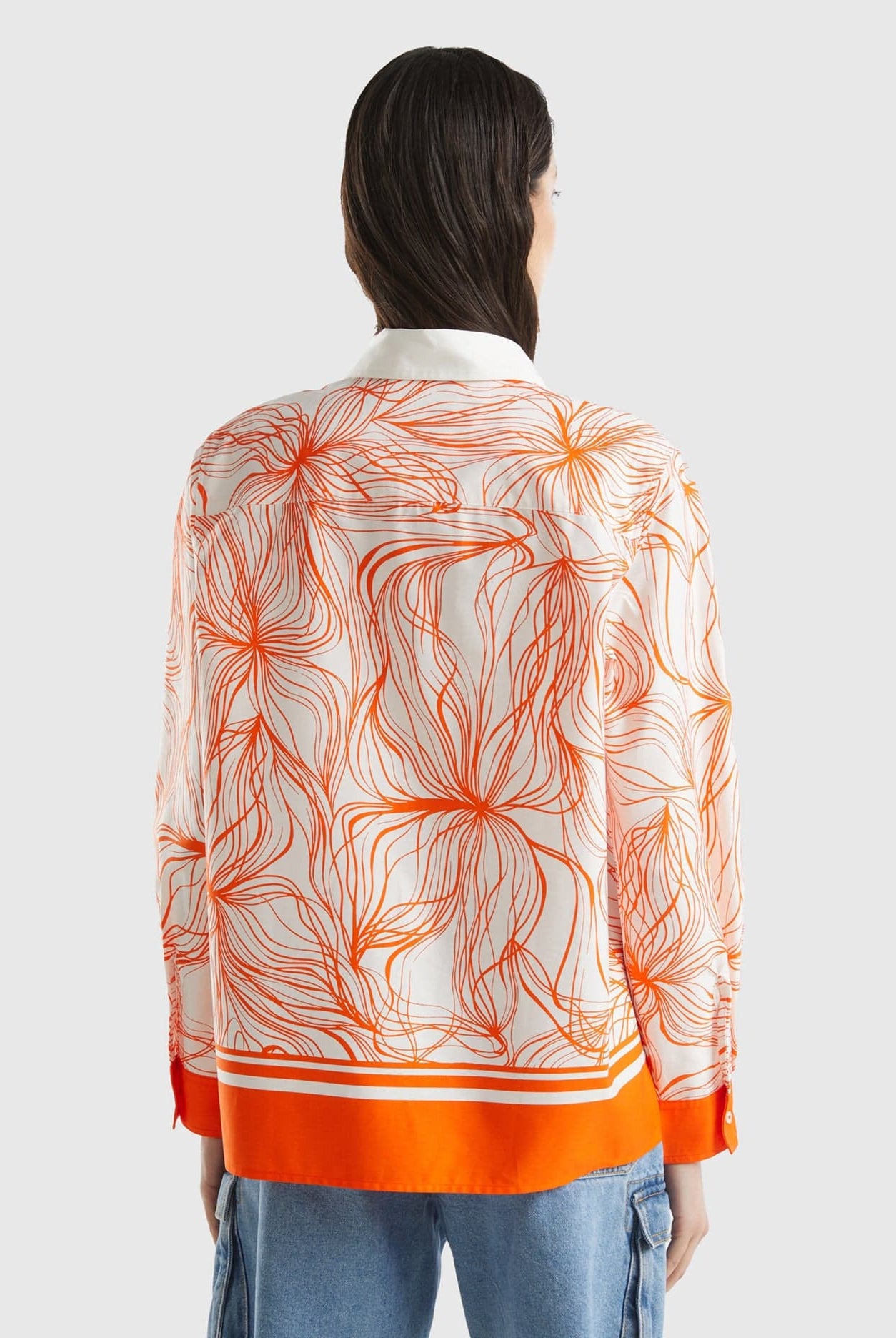 يونايتد كولورز اوف بينيتون قميص نسائي طويل الأكمام واسع ومزخرف