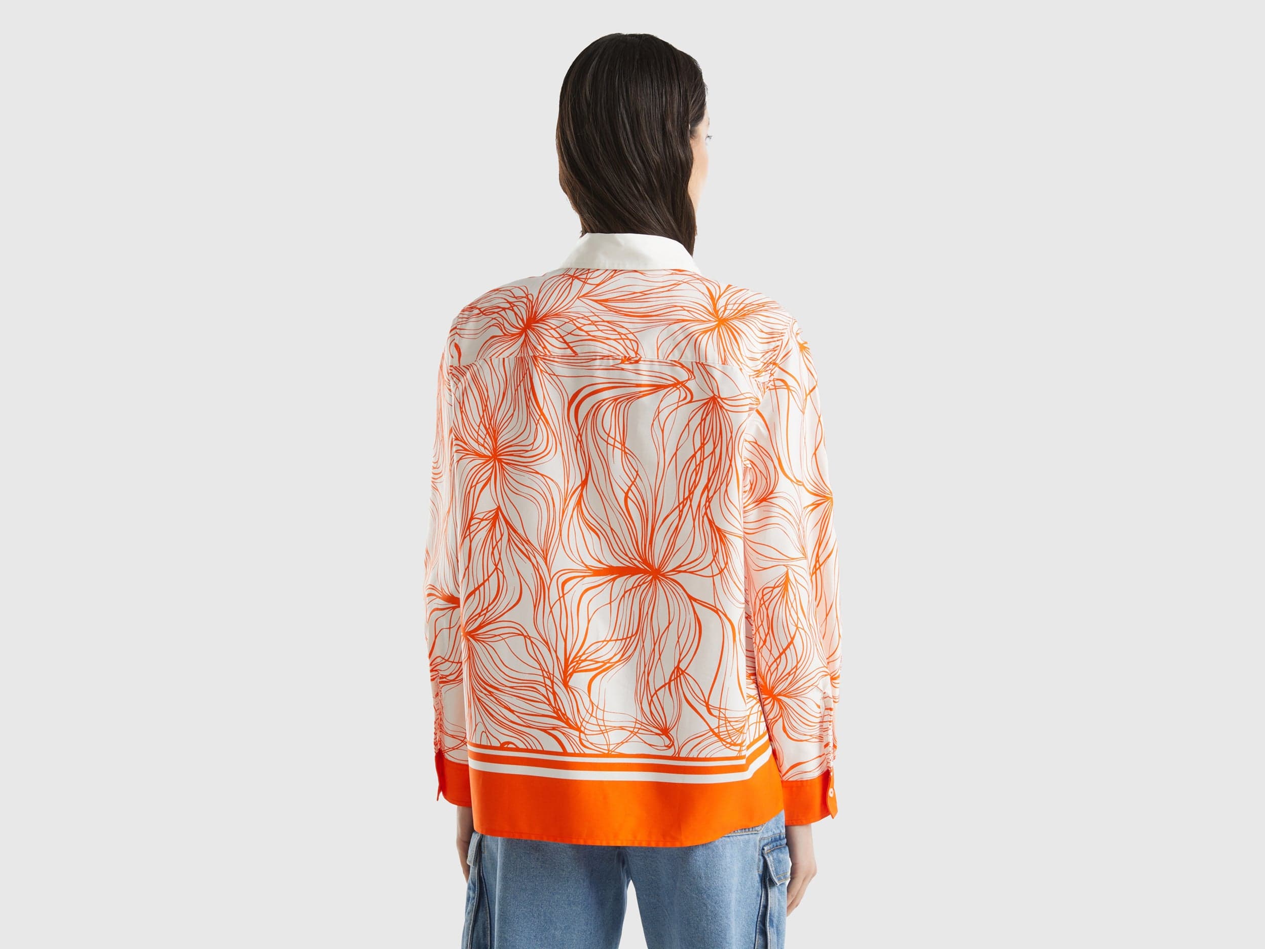 يونايتد كولورز اوف بينيتون قميص نسائي طويل الأكمام واسع ومزخرف