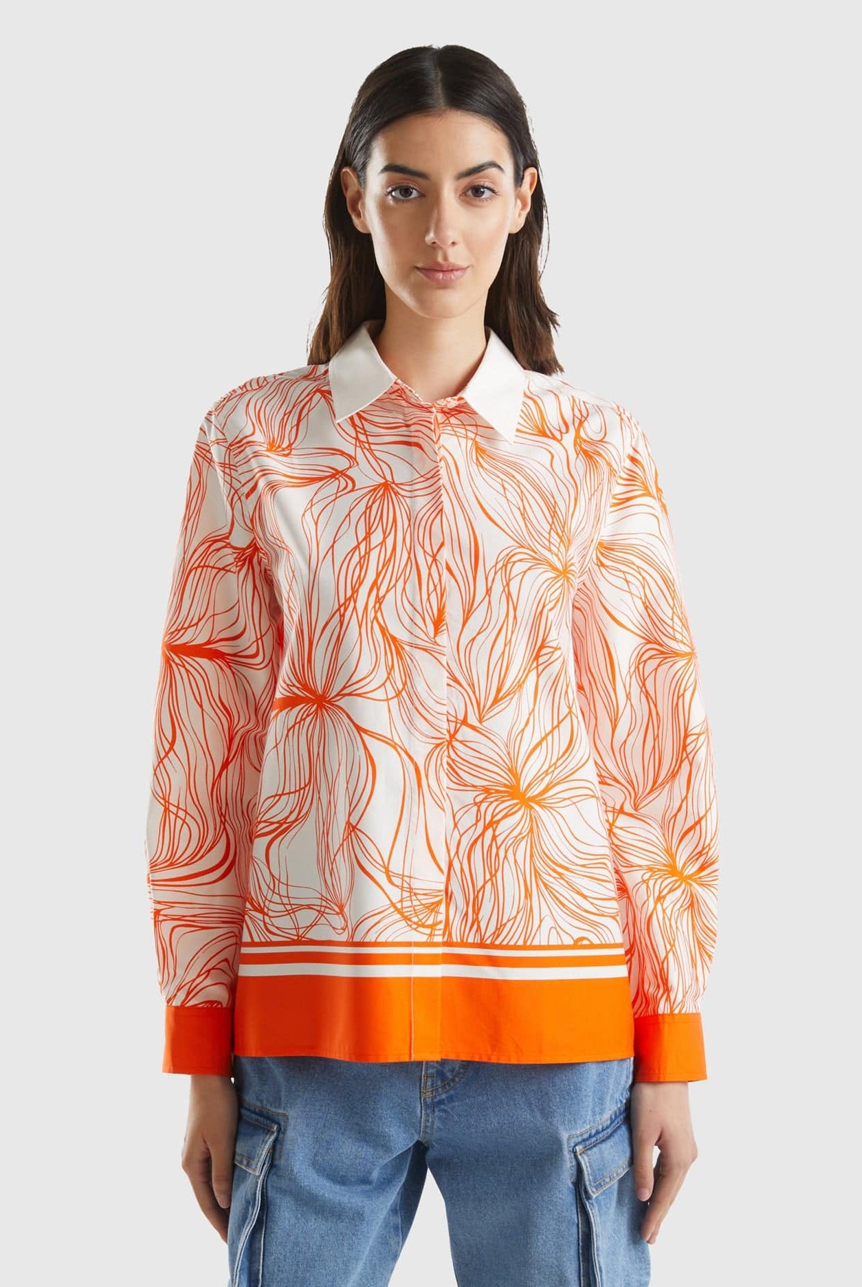 يونايتد كولورز اوف بينيتون قميص نسائي طويل الأكمام واسع ومزخرف