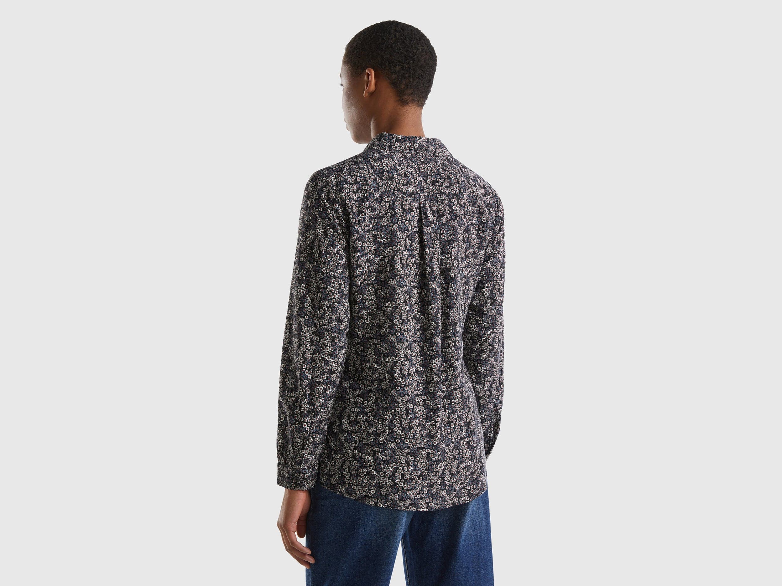 يونايتد كولورز اوف بينيتون قميص نسائي منقوش من الفسكوز