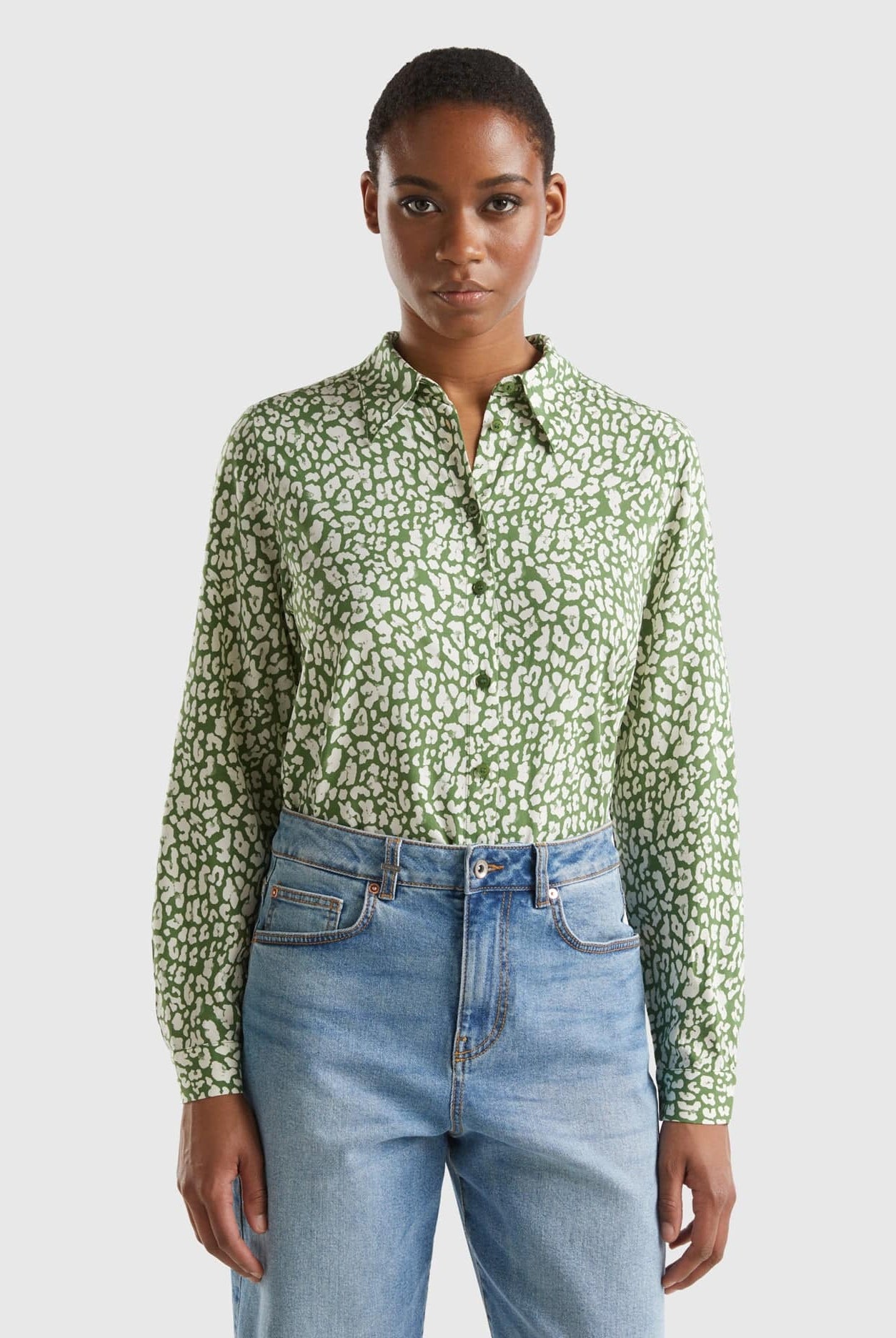 يونايتد كولورز اوف بينيتون قميص نسائي منقوش من الفسكوز