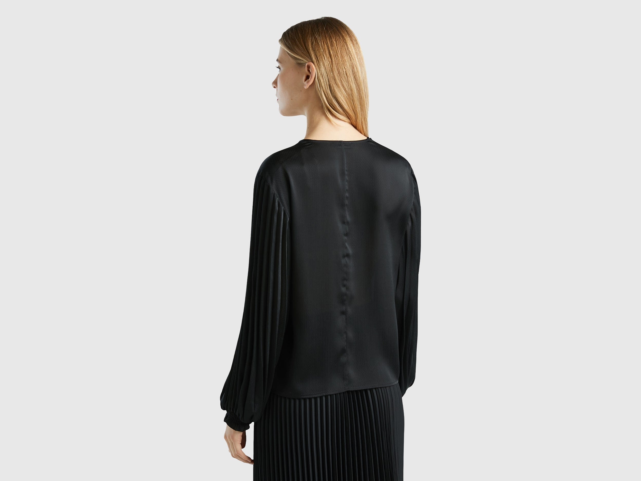 يونايتد كولورز اوف بينيتون بلوزة بأكمام طويلة مطوية ستان نسائية