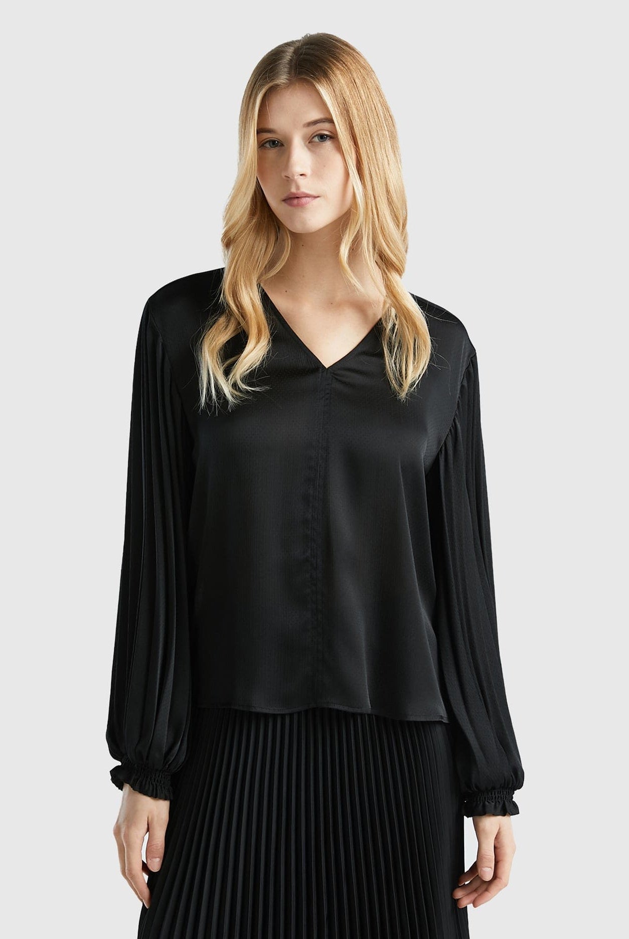 يونايتد كولورز اوف بينيتون بلوزة بأكمام طويلة مطوية ستان نسائية