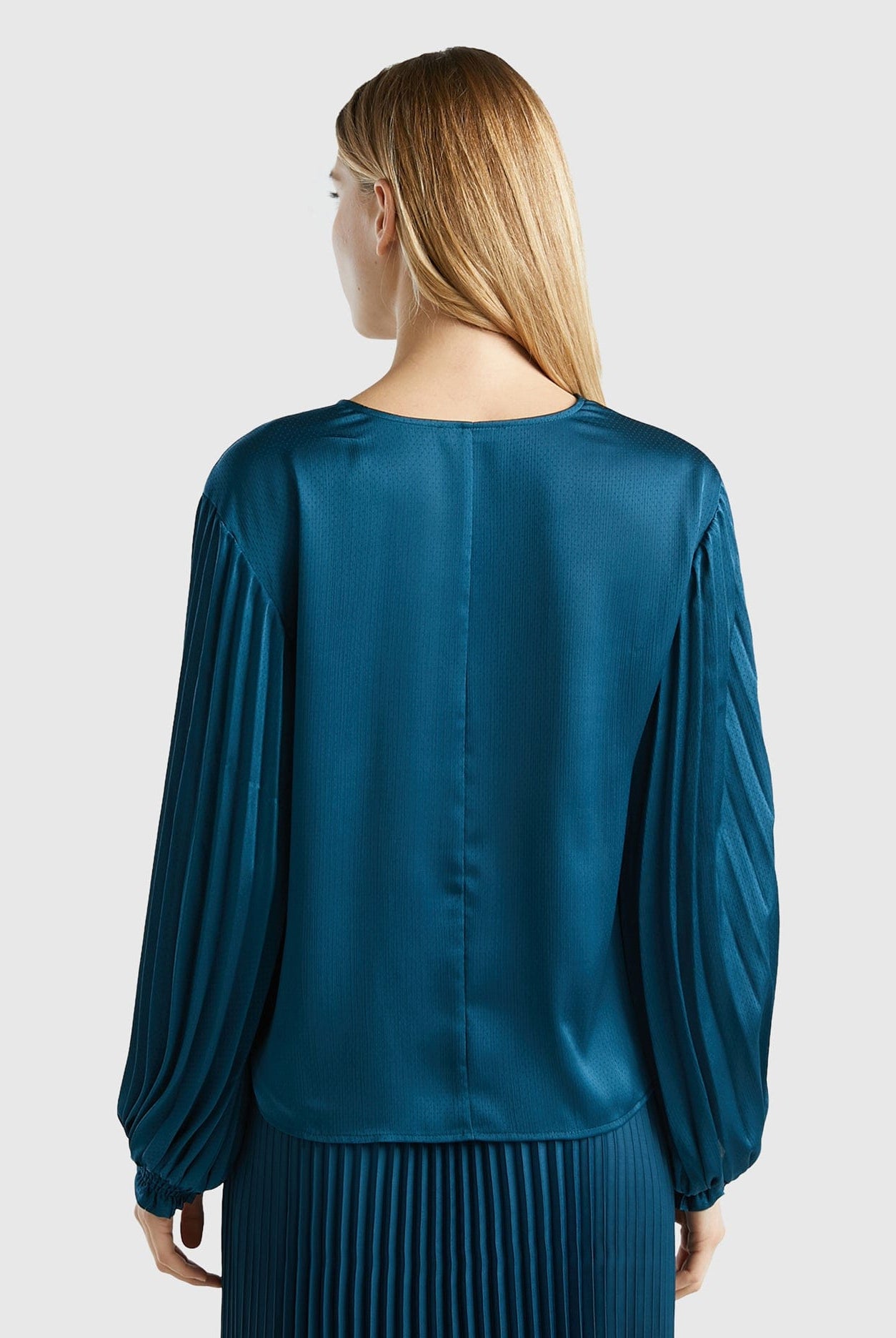 يونايتد كولورز اوف بينيتون بلوزة بأكمام طويلة مطوية ستان نسائية