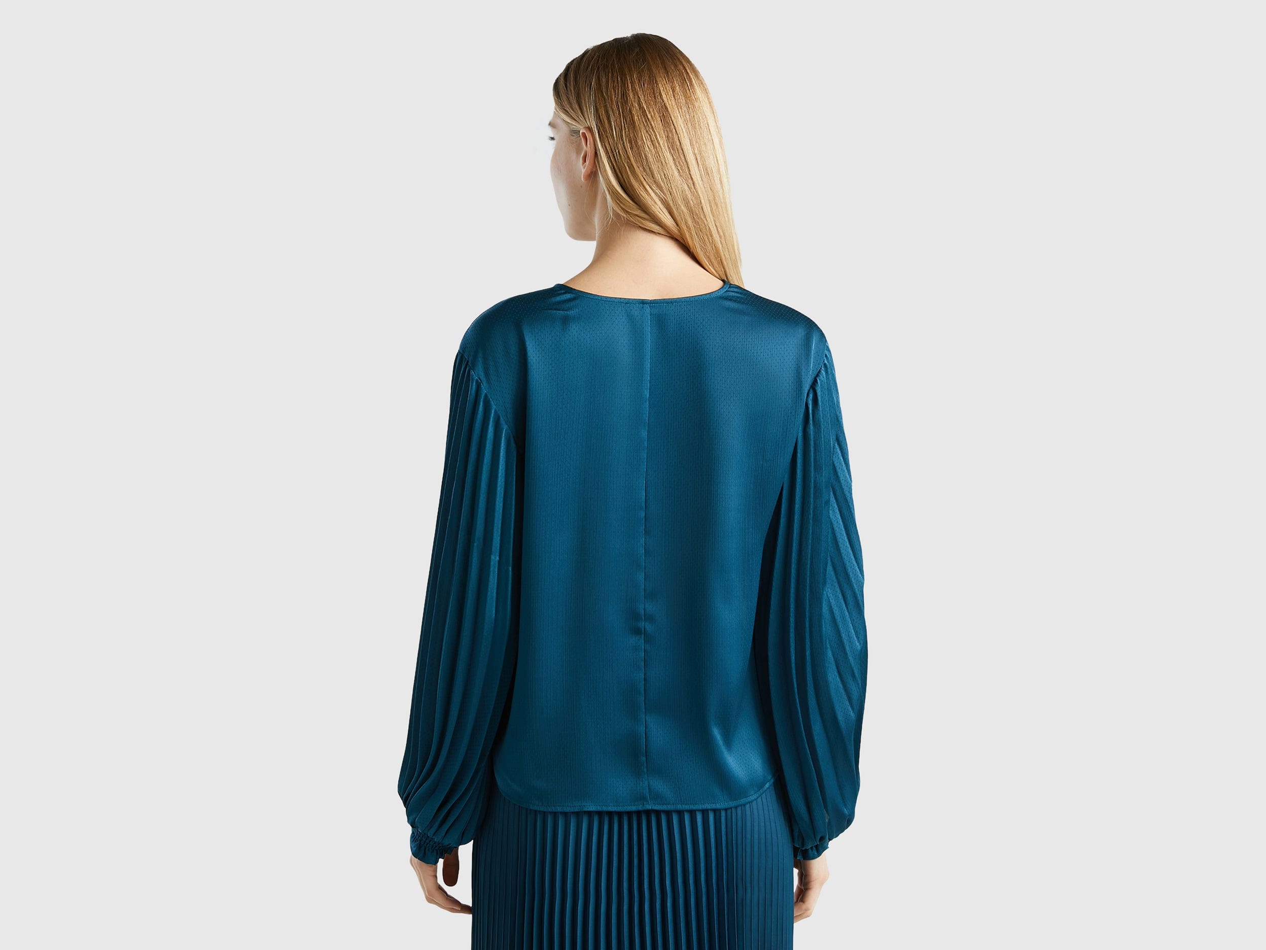 يونايتد كولورز اوف بينيتون بلوزة بأكمام طويلة مطوية ستان نسائية