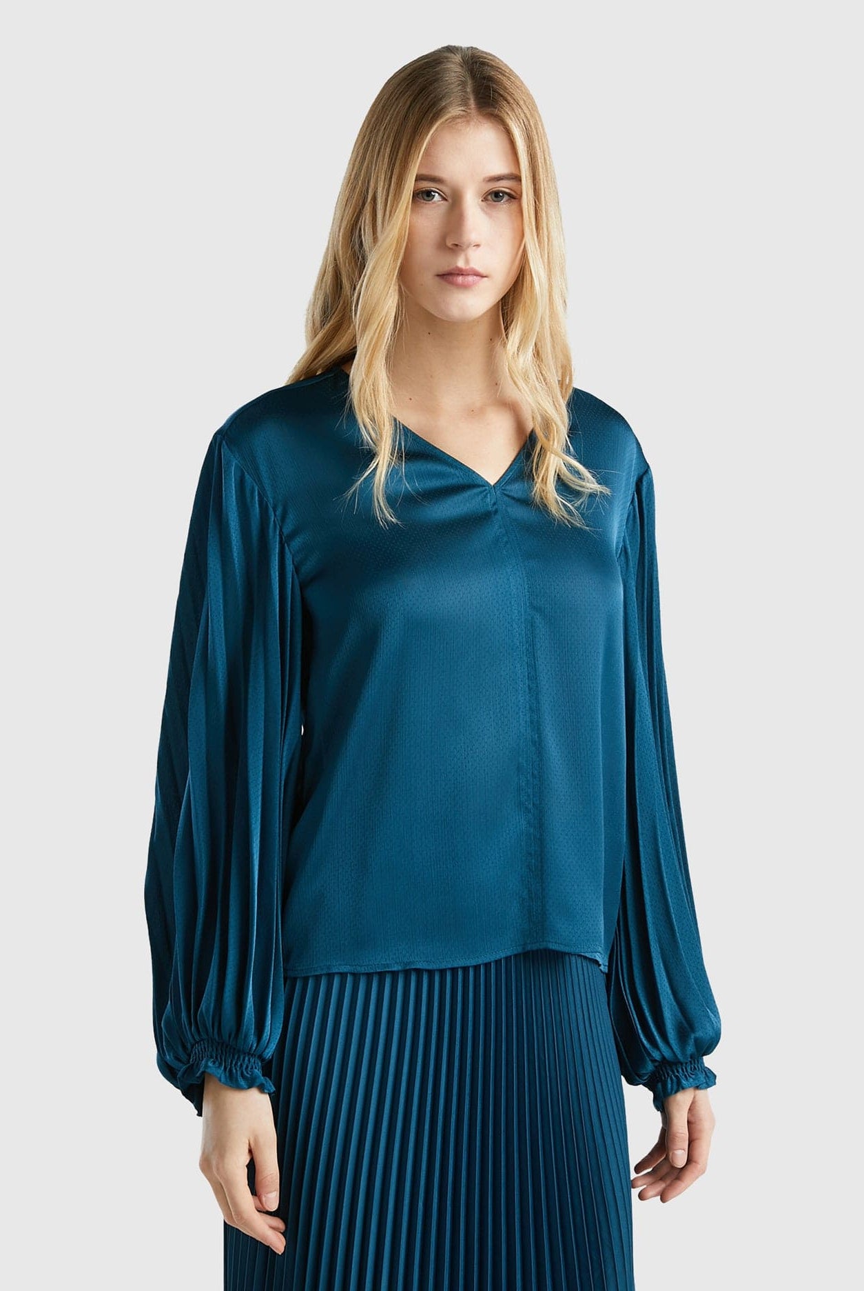 يونايتد كولورز اوف بينيتون بلوزة بأكمام طويلة مطوية ستان نسائية