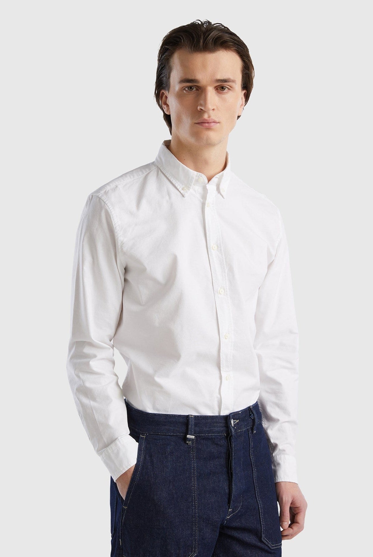 يونايتد كولورز اوف بينيتون قميص رجالي ضيق بأزرار