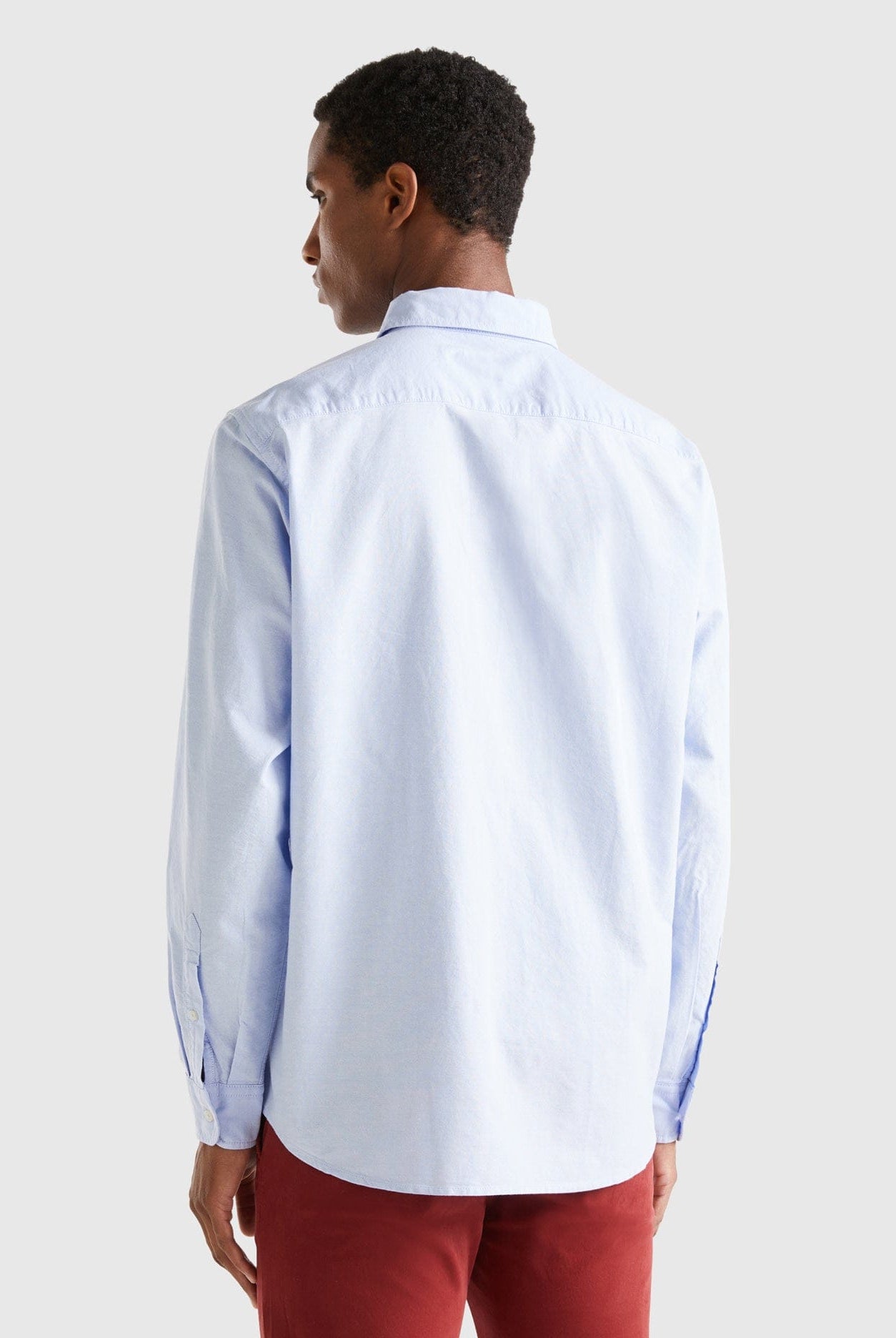 يونايتد كولورز اوف بينيتون قميص رجالي ضيق بأزرار