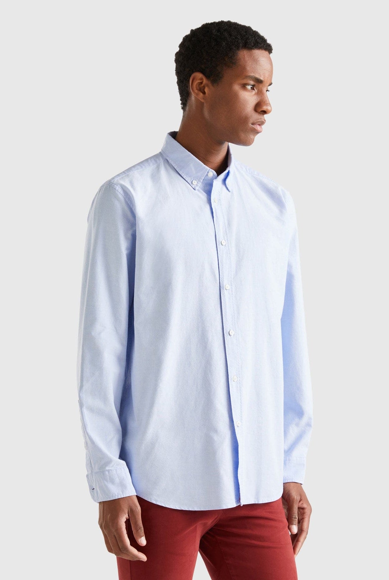 يونايتد كولورز اوف بينيتون قميص رجالي ضيق بأزرار
