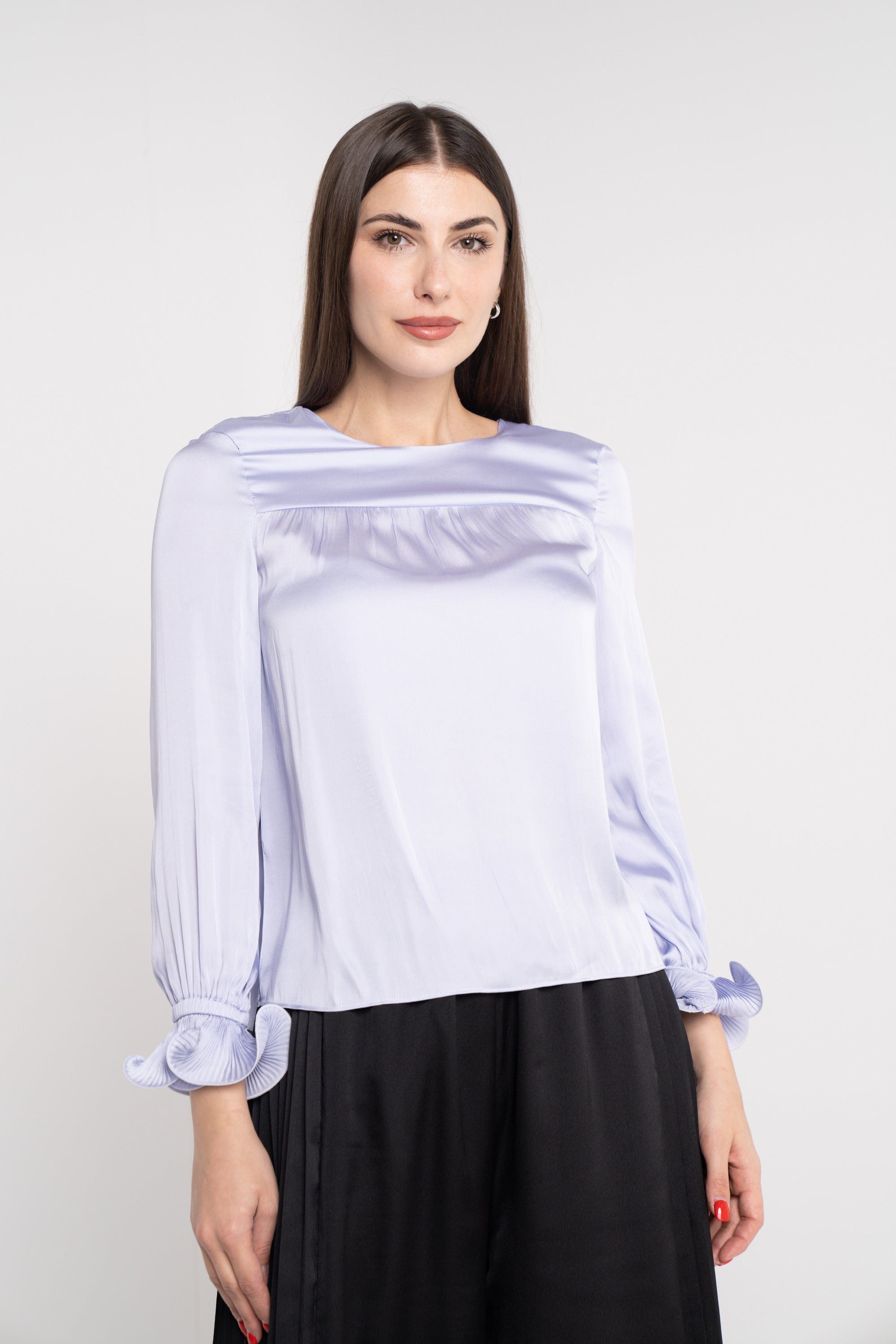 نتشي بلوزة سادة كم طويل بأساور على شكل وردة