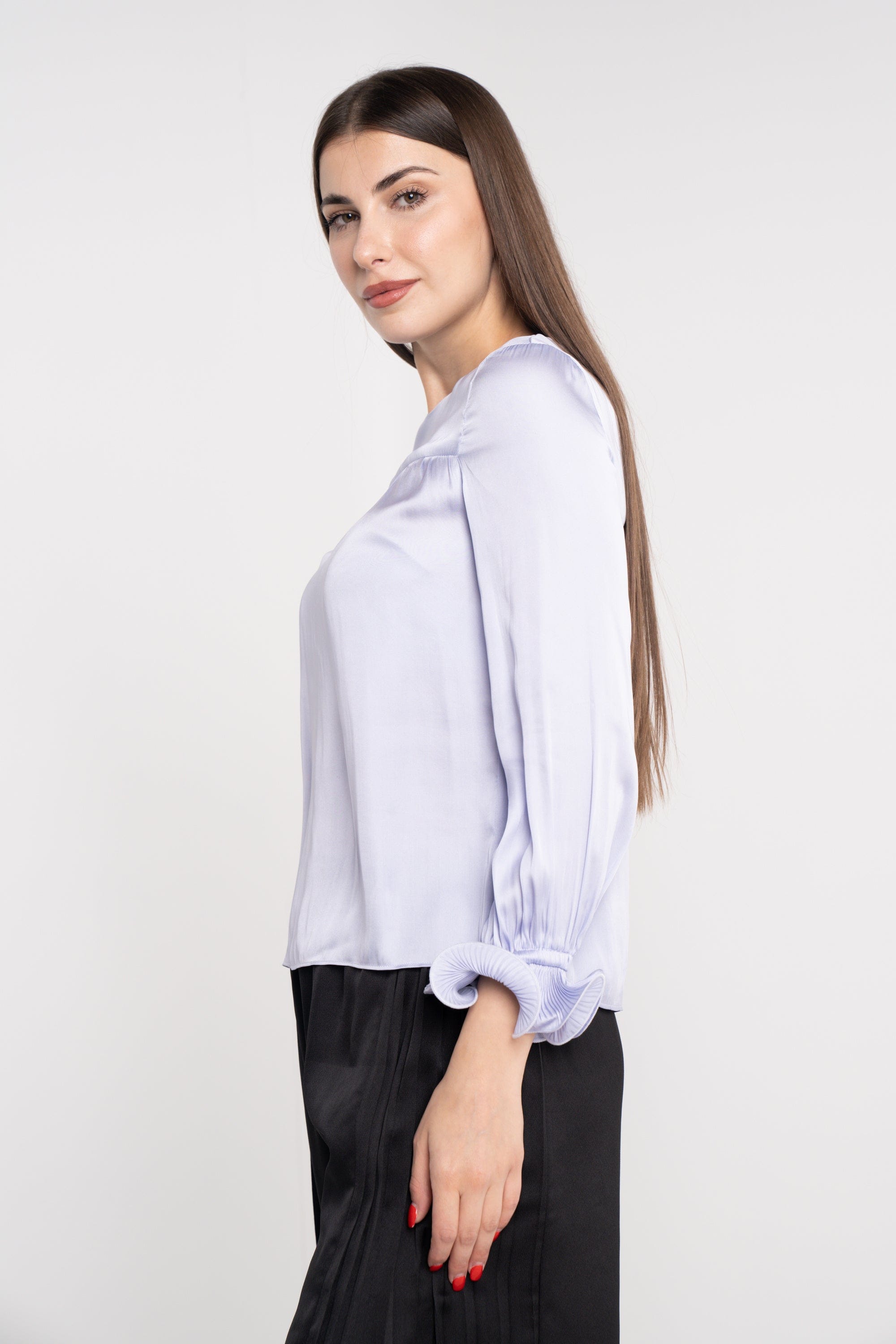 نتشي بلوزة سادة كم طويل بأساور على شكل وردة