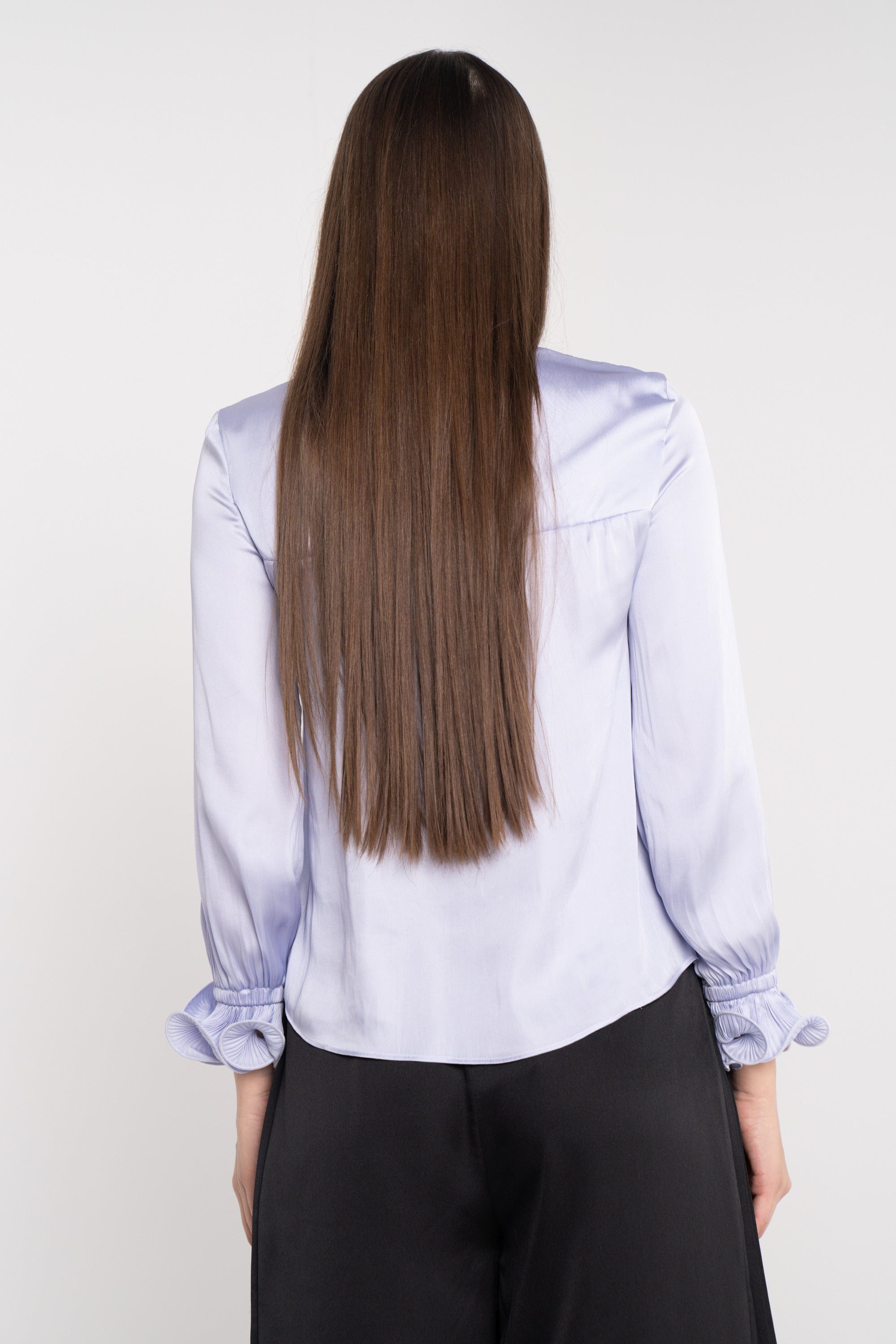 نتشي بلوزة سادة كم طويل بأساور على شكل وردة