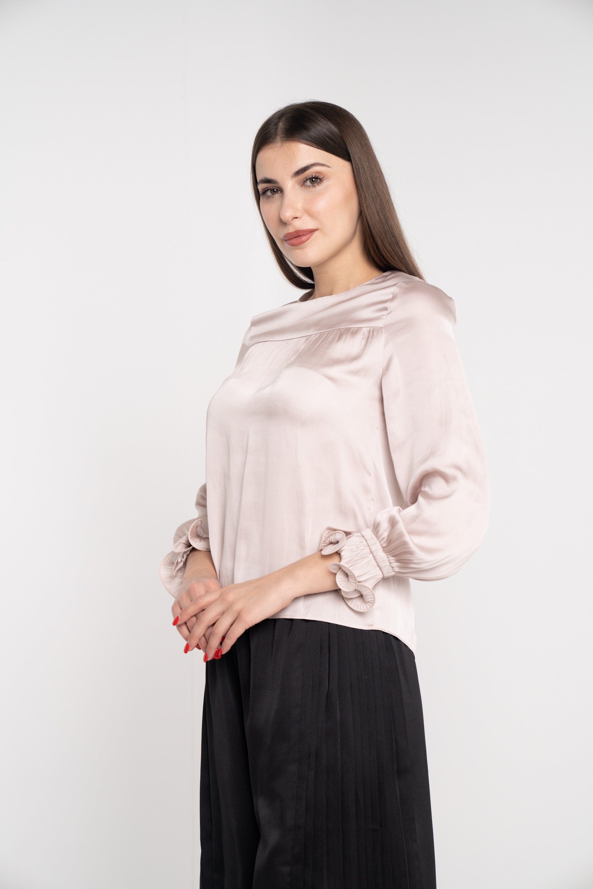 نتشي بلوزة سادة كم طويل بأساور على شكل وردة