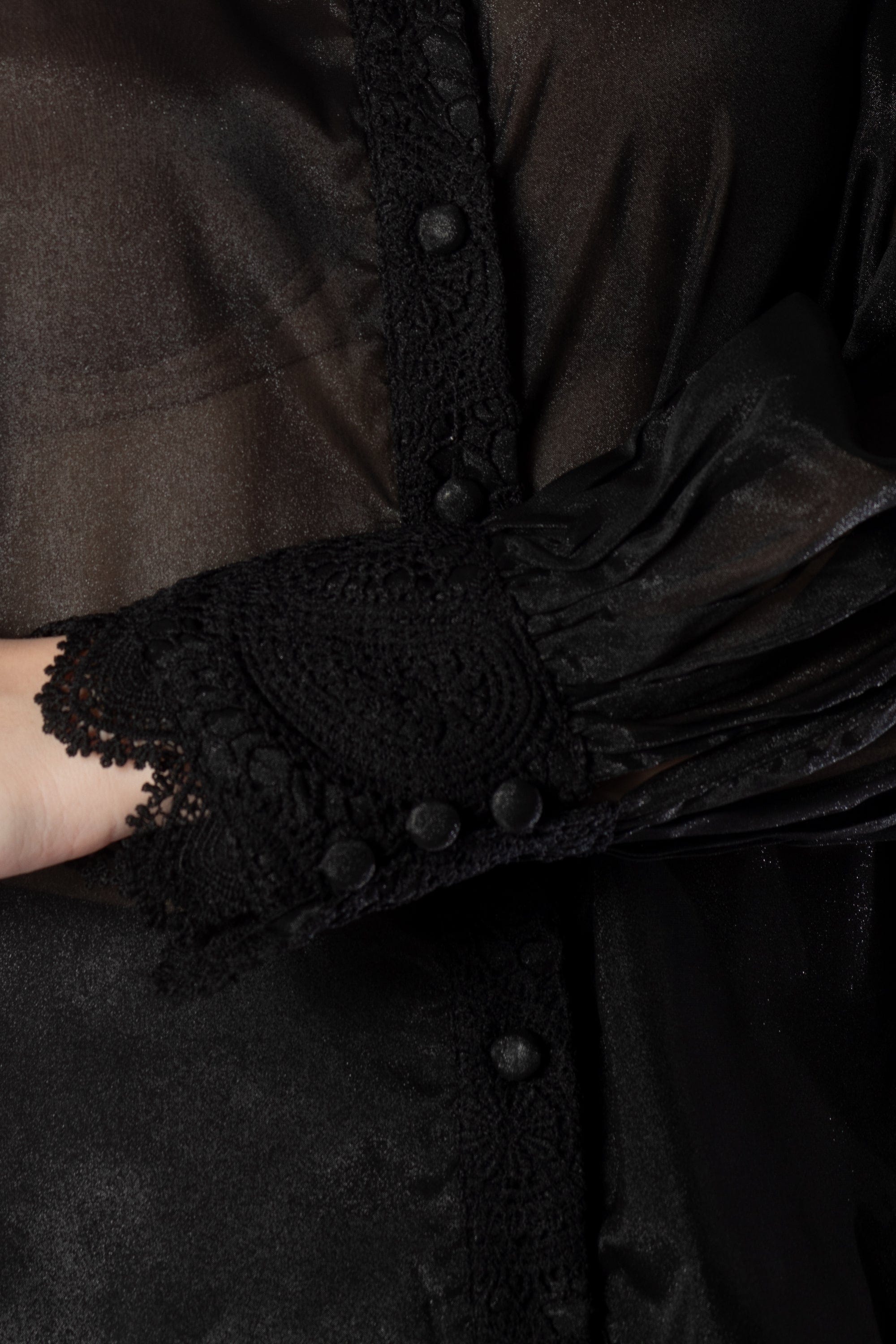 بلوزة مزينة بدانتيل بأزرار أمامية كم طويل نسائي