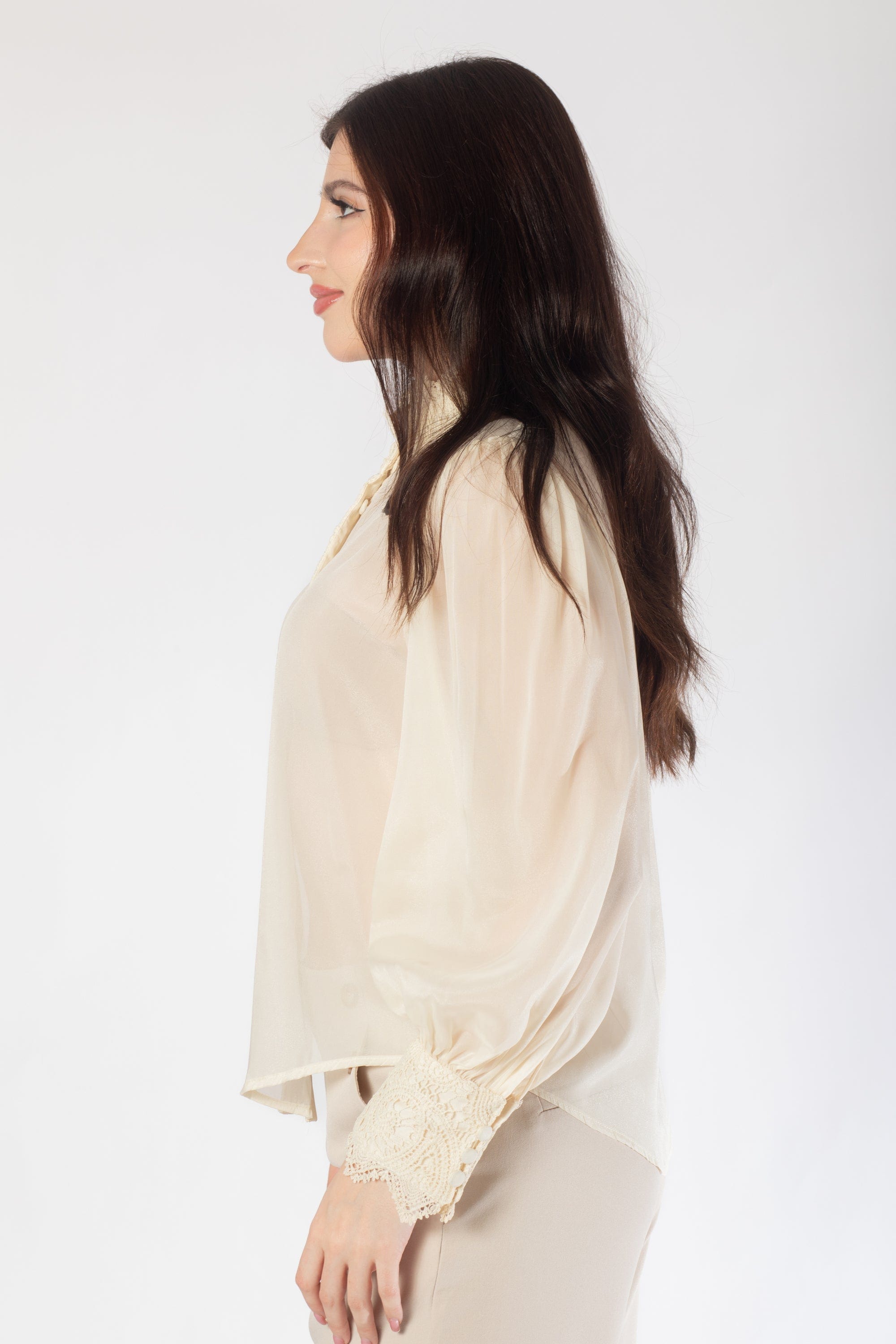 بلوزة مزينة بدانتيل بأزرار أمامية كم طويل نسائي