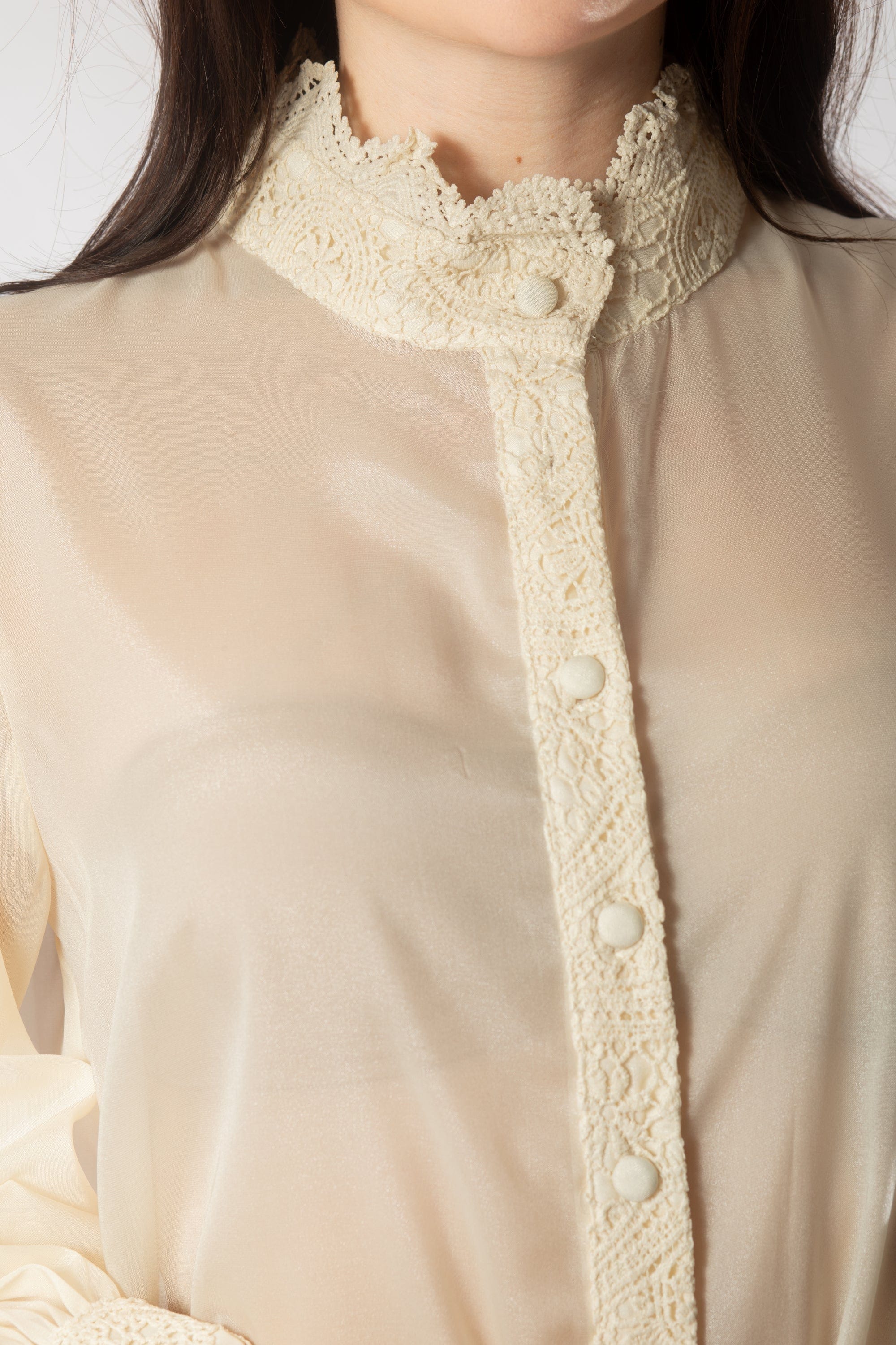 بلوزة مزينة بدانتيل بأزرار أمامية كم طويل نسائي