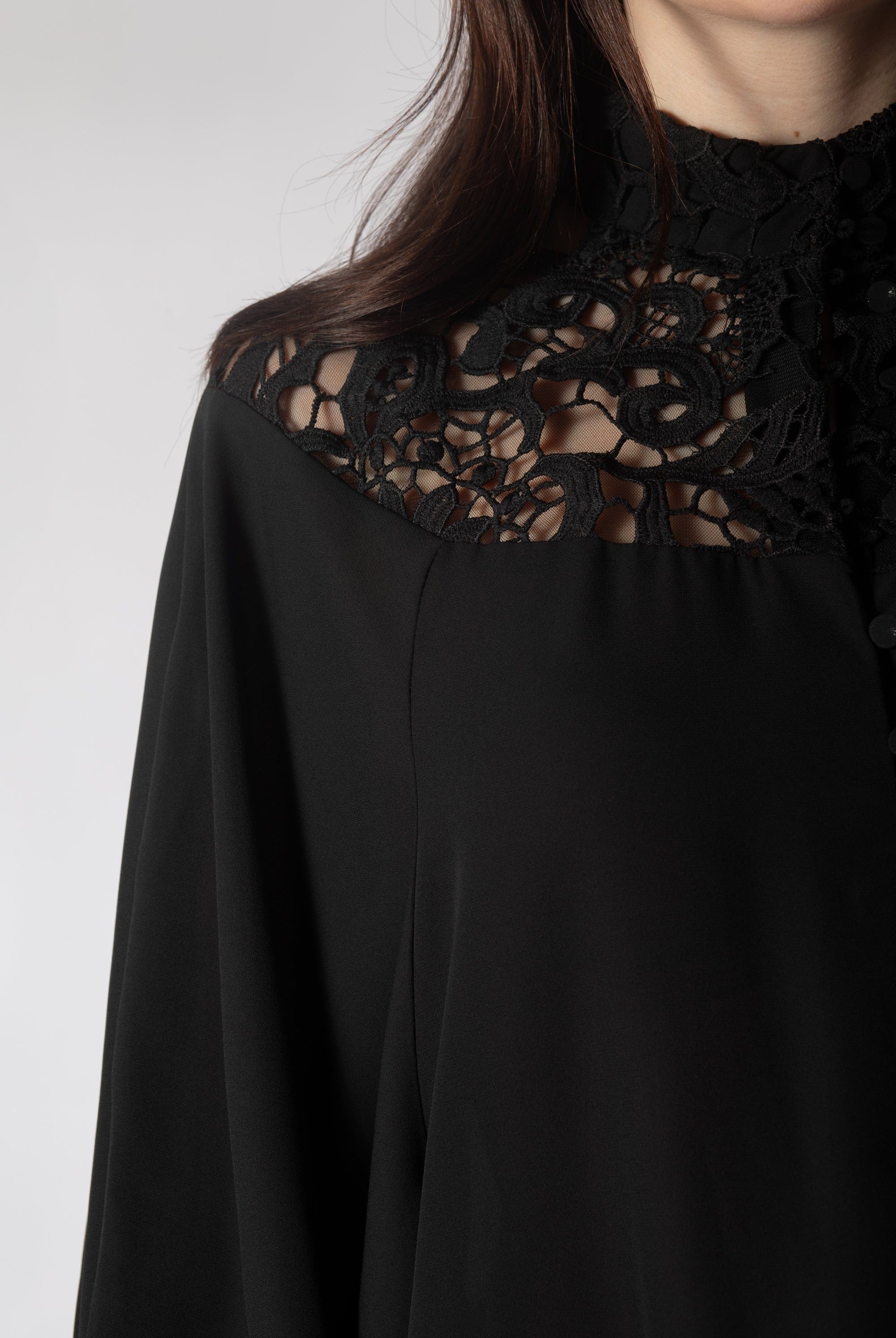 بلوزة بأكمام فراشة بأزرار أمامية نسائي