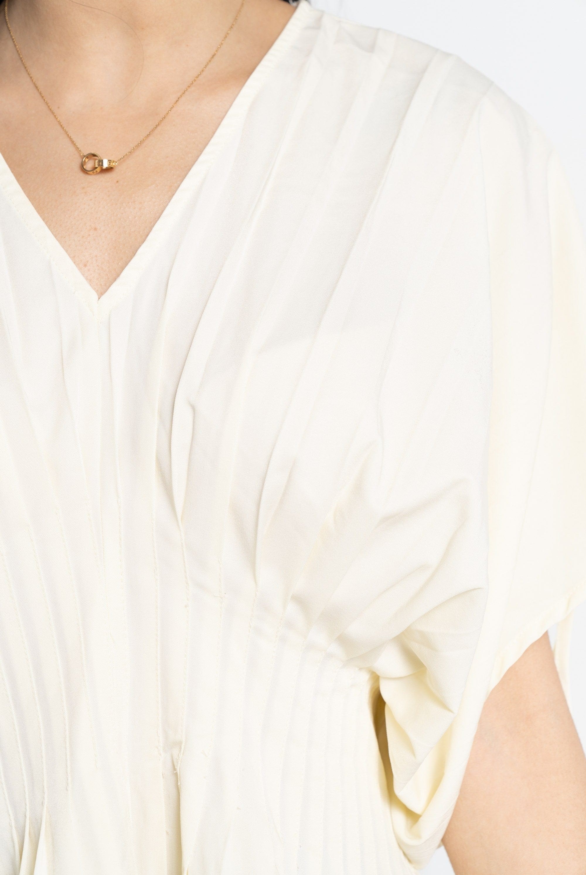 نتشي بلوزة بأكمام قصيرة برباط مزينة بليسية