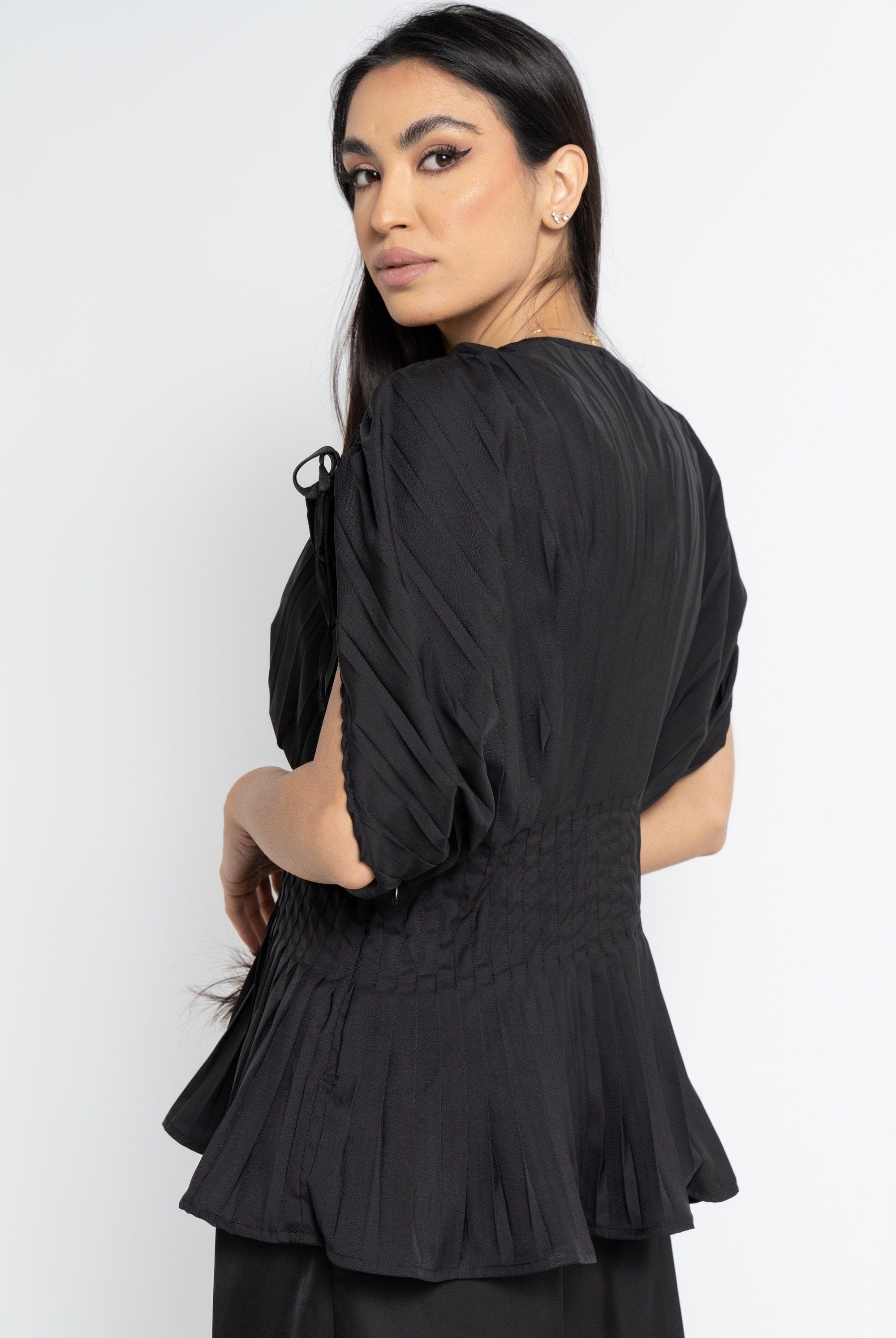 نتشي بلوزة بأكمام قصيرة برباط مزينة بليسية