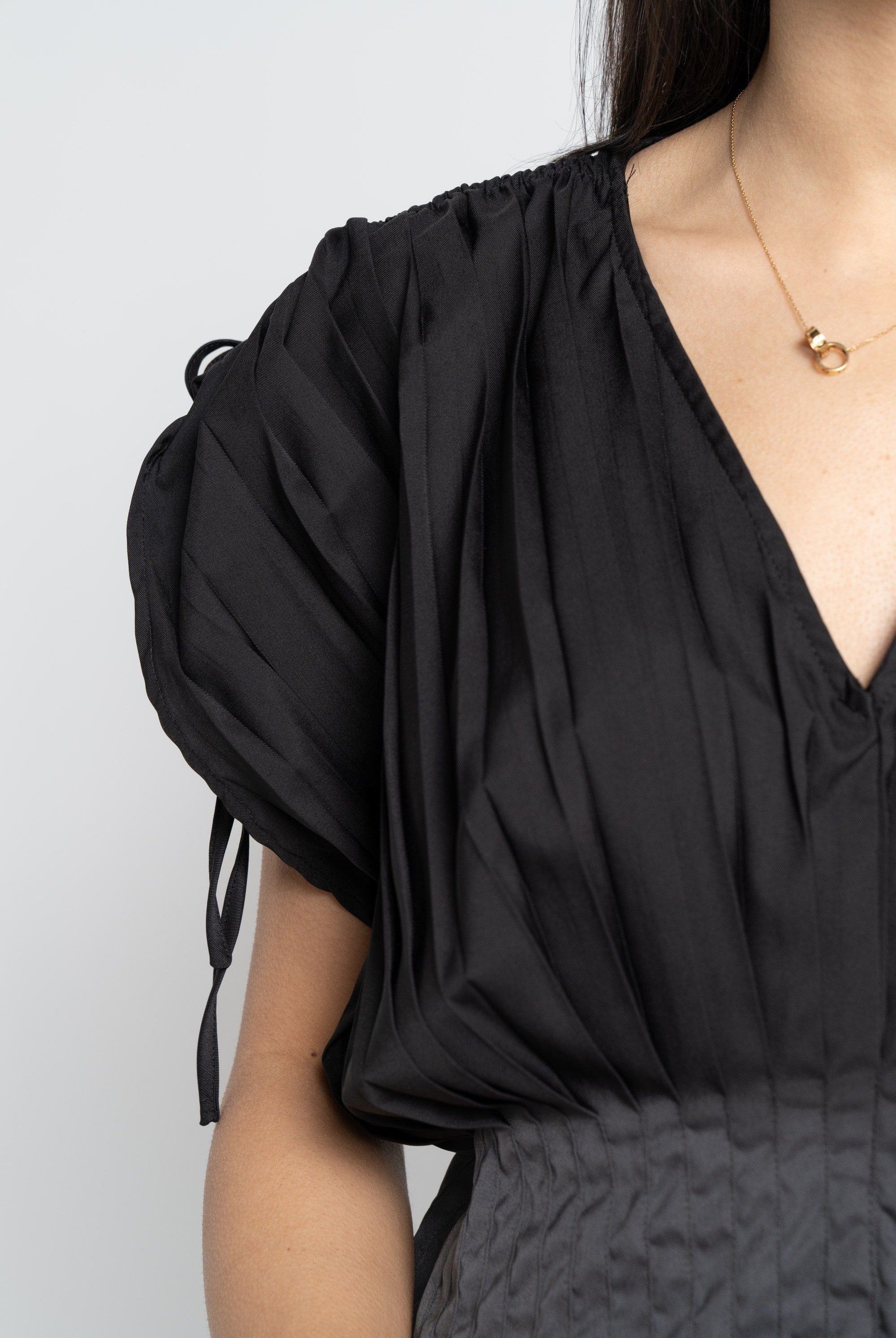 نتشي بلوزة بأكمام قصيرة برباط مزينة بليسية