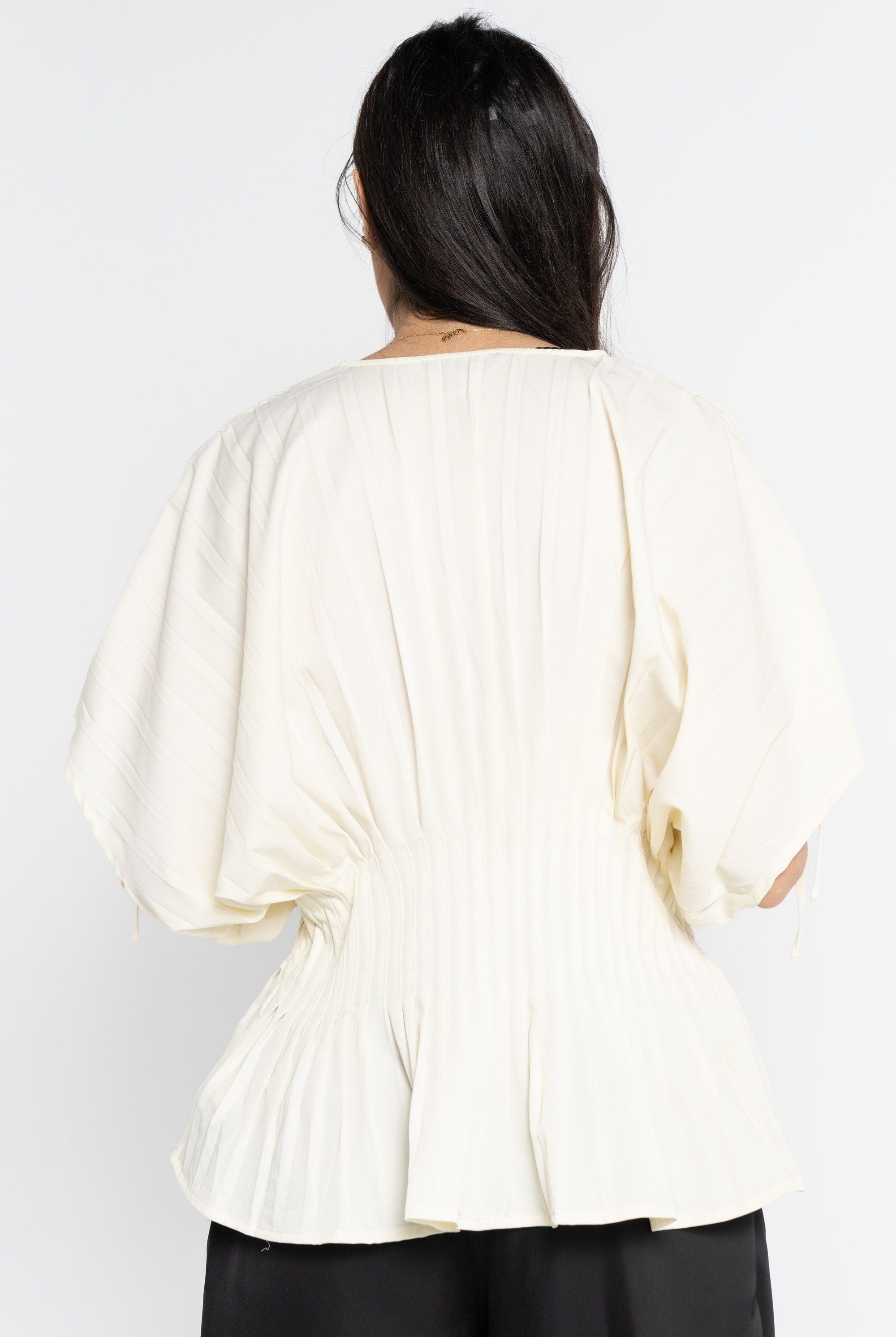 نتشي بلوزة بأكمام قصيرة برباط مزينة بليسية