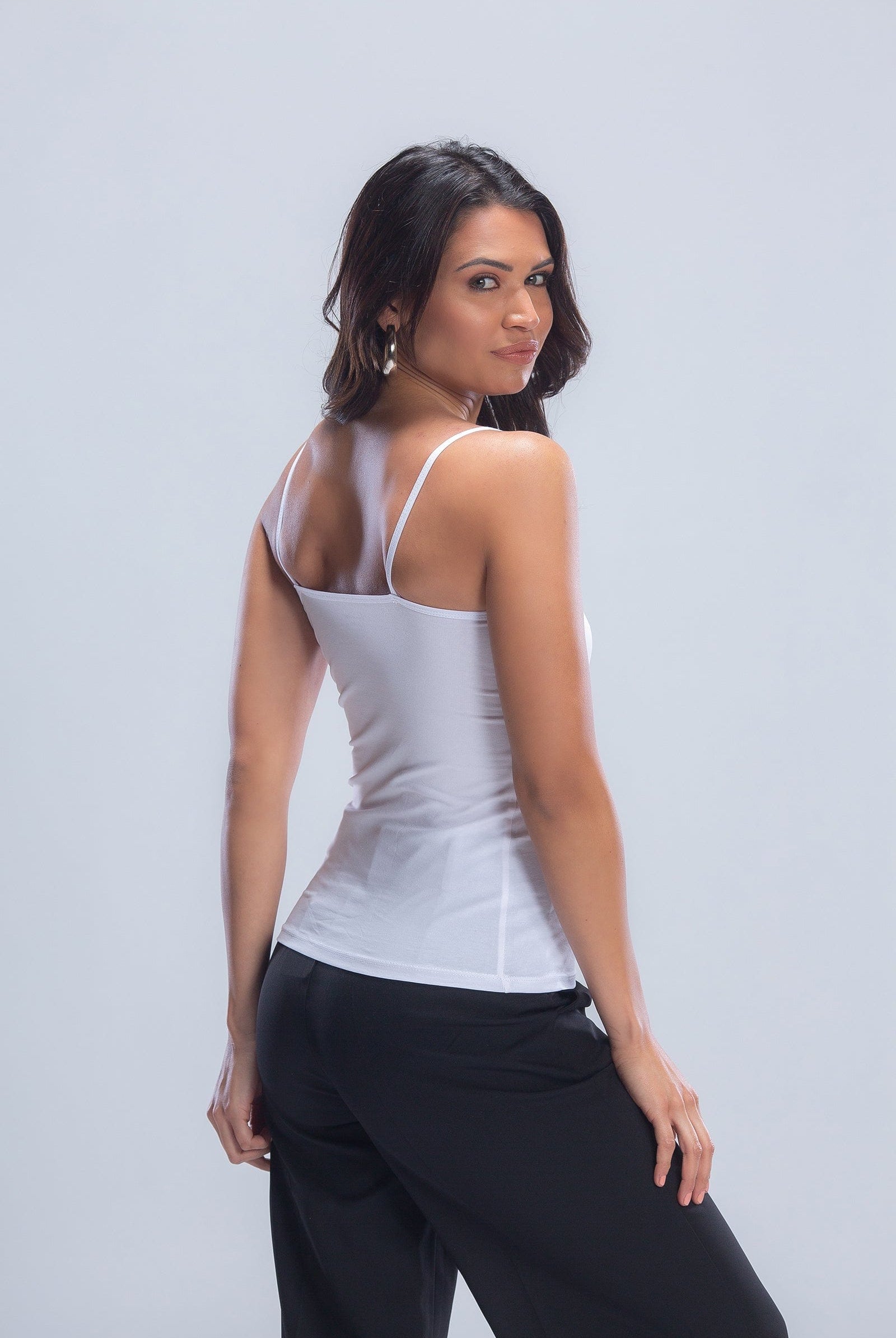 كارينا توب ضيق حريمي سادة بحمالات رفيعة