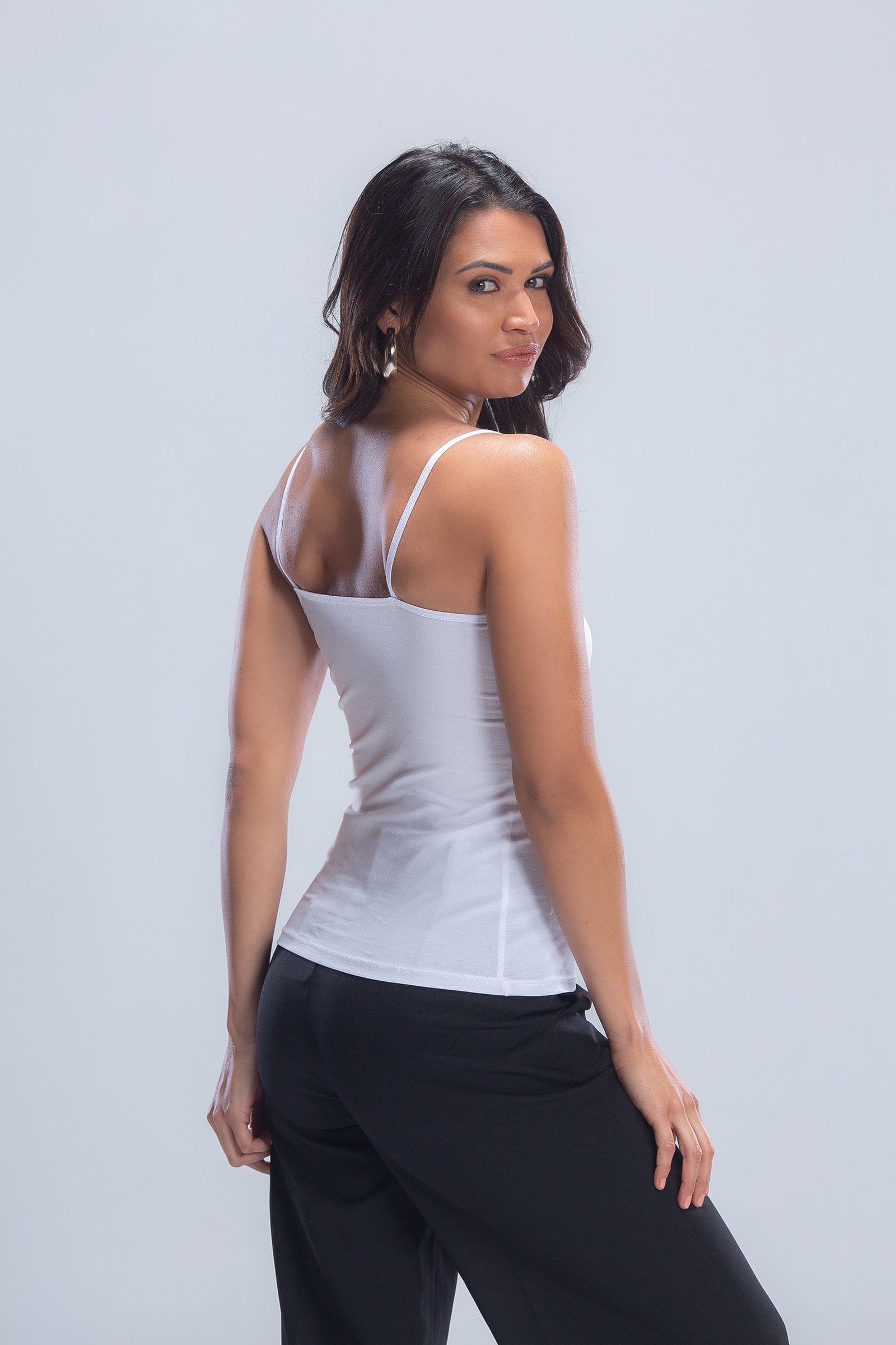 كارينا توب ضيق حريمي سادة بحمالات رفيعة