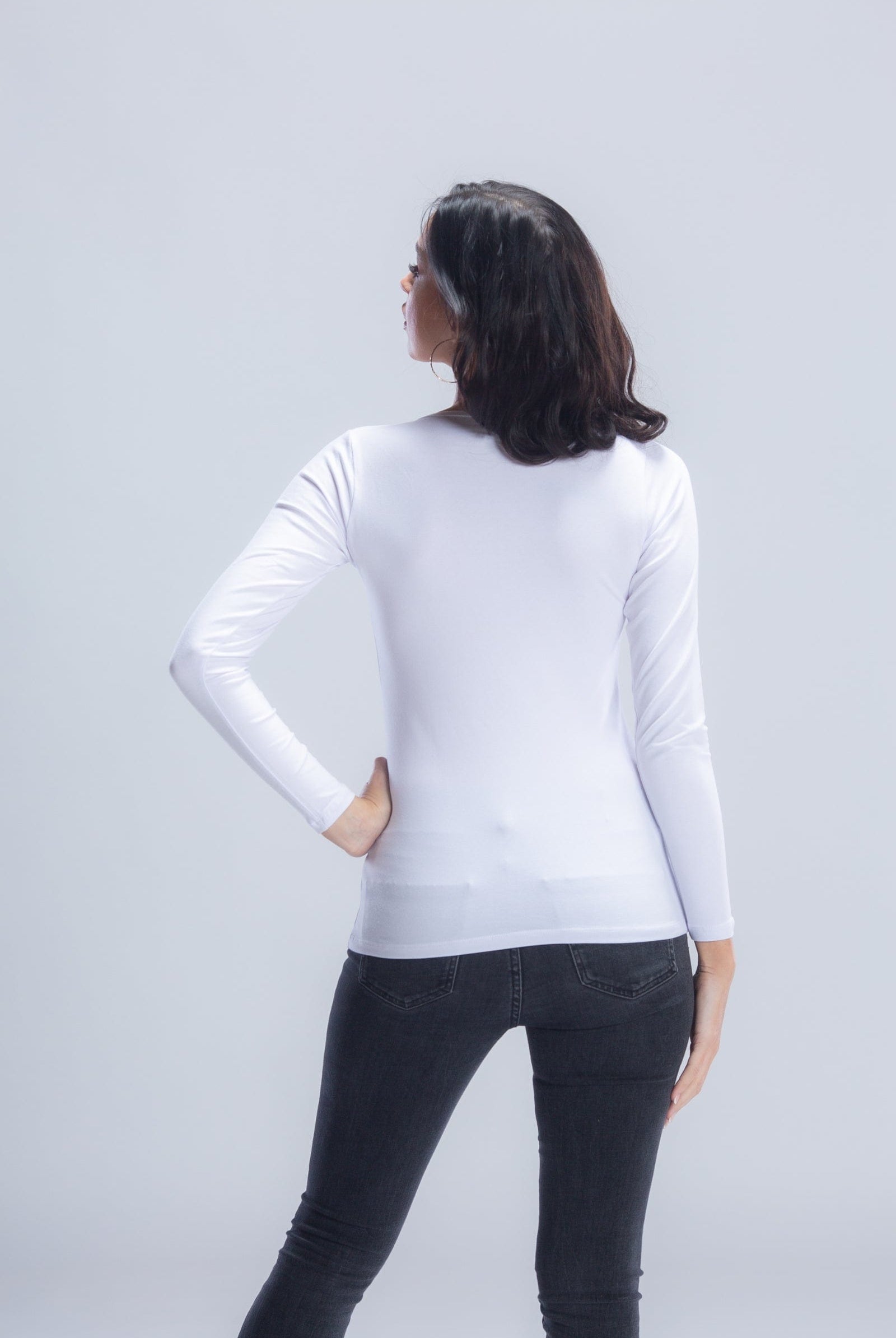 كارينا بلوزه بيضاء قطن سادة بياقة مستديرة