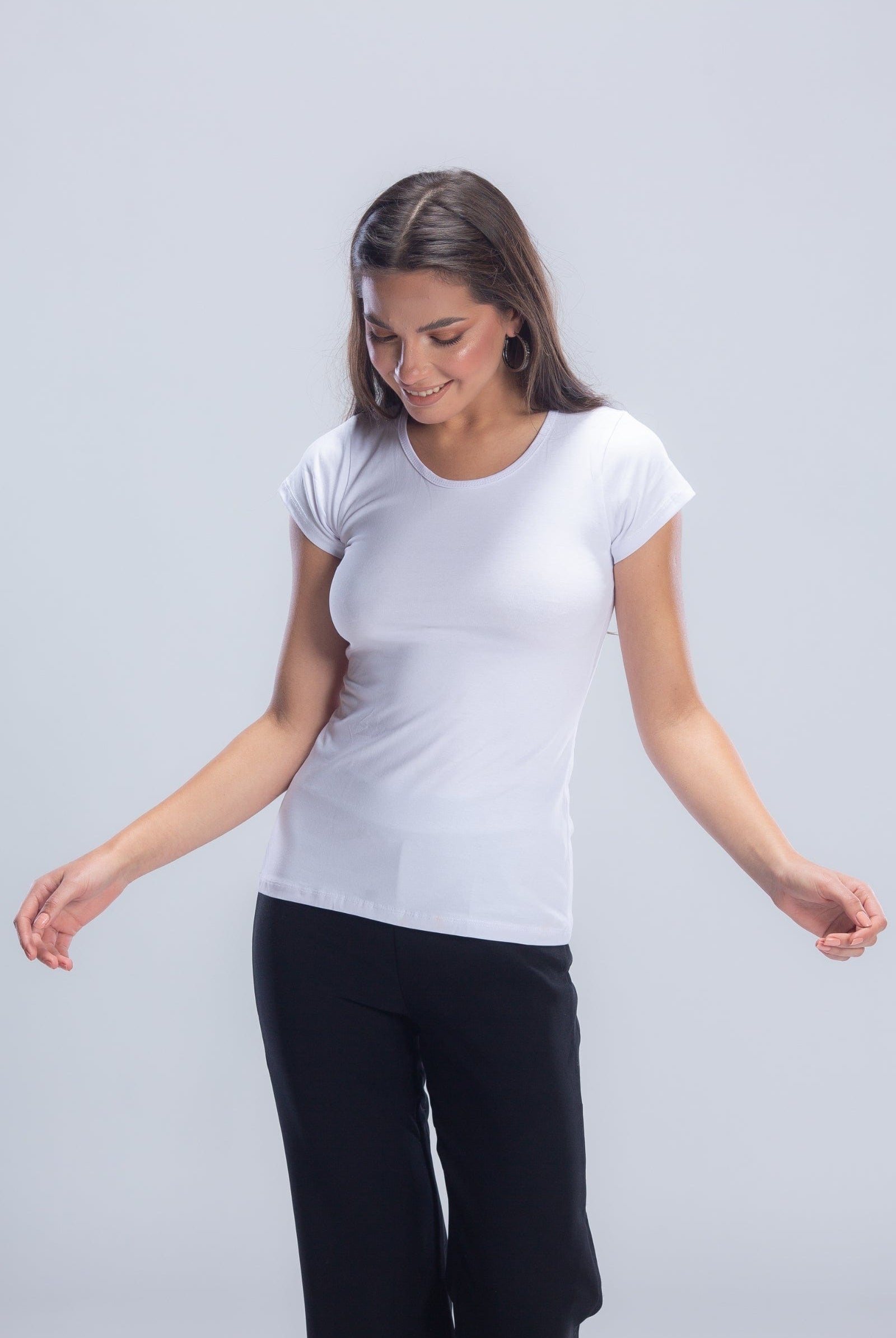 كارينا بلوزة سادة نص كم بياقة مستديرة